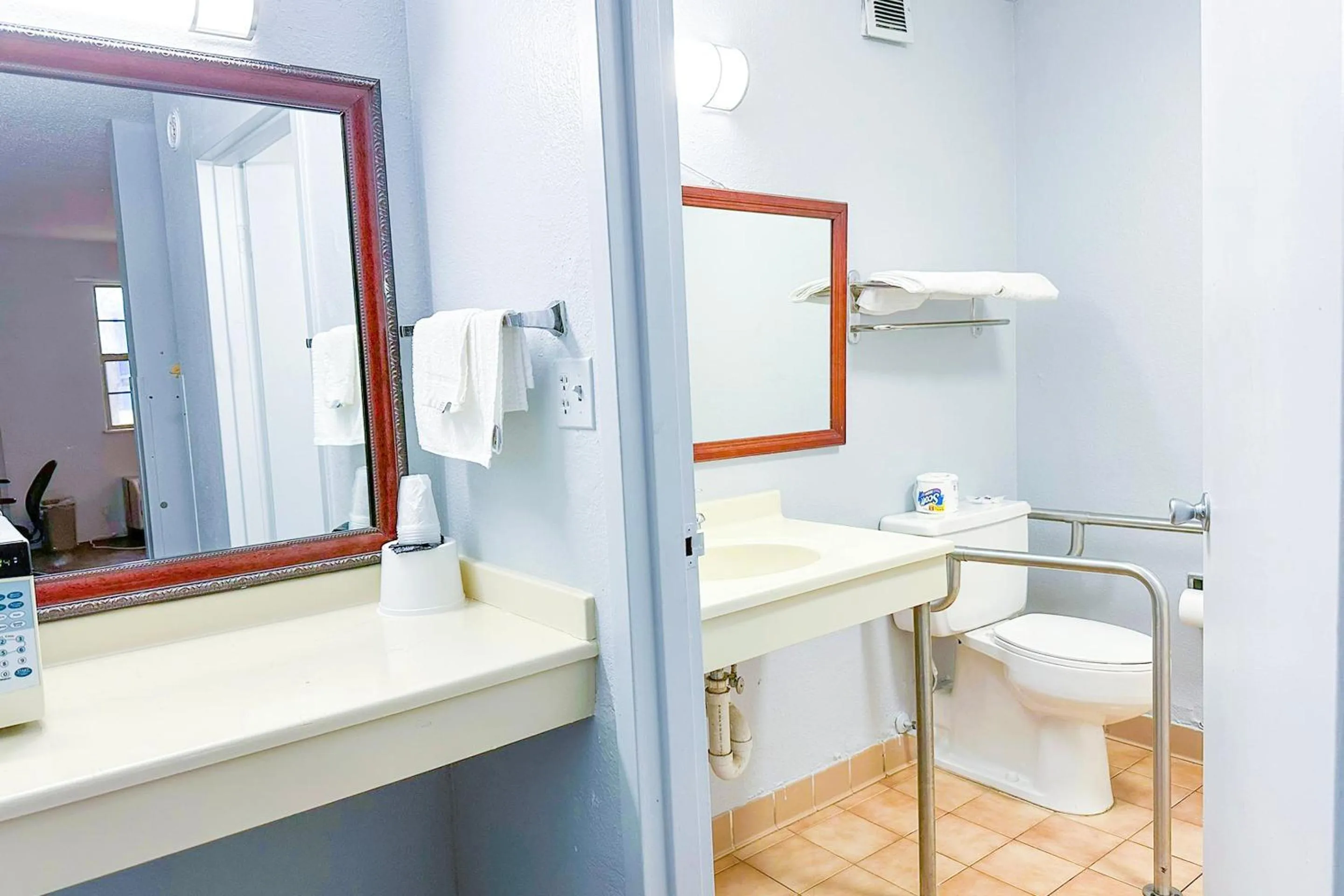 Bathroom in Happy Stay Inn Madisonville I-69 By OYO