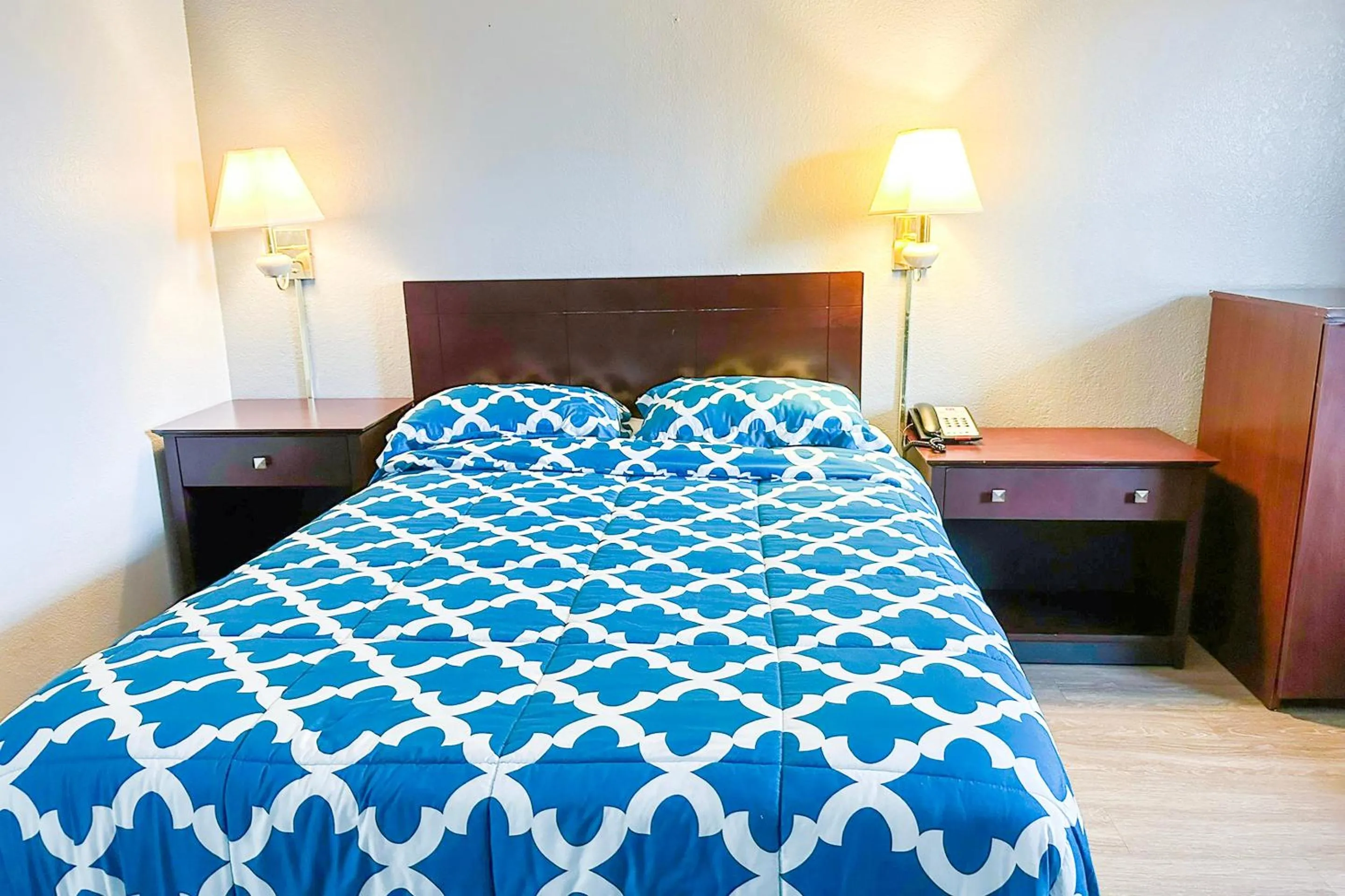 Bedroom, Bed in Happy Stay Inn Madisonville I-69 By OYO