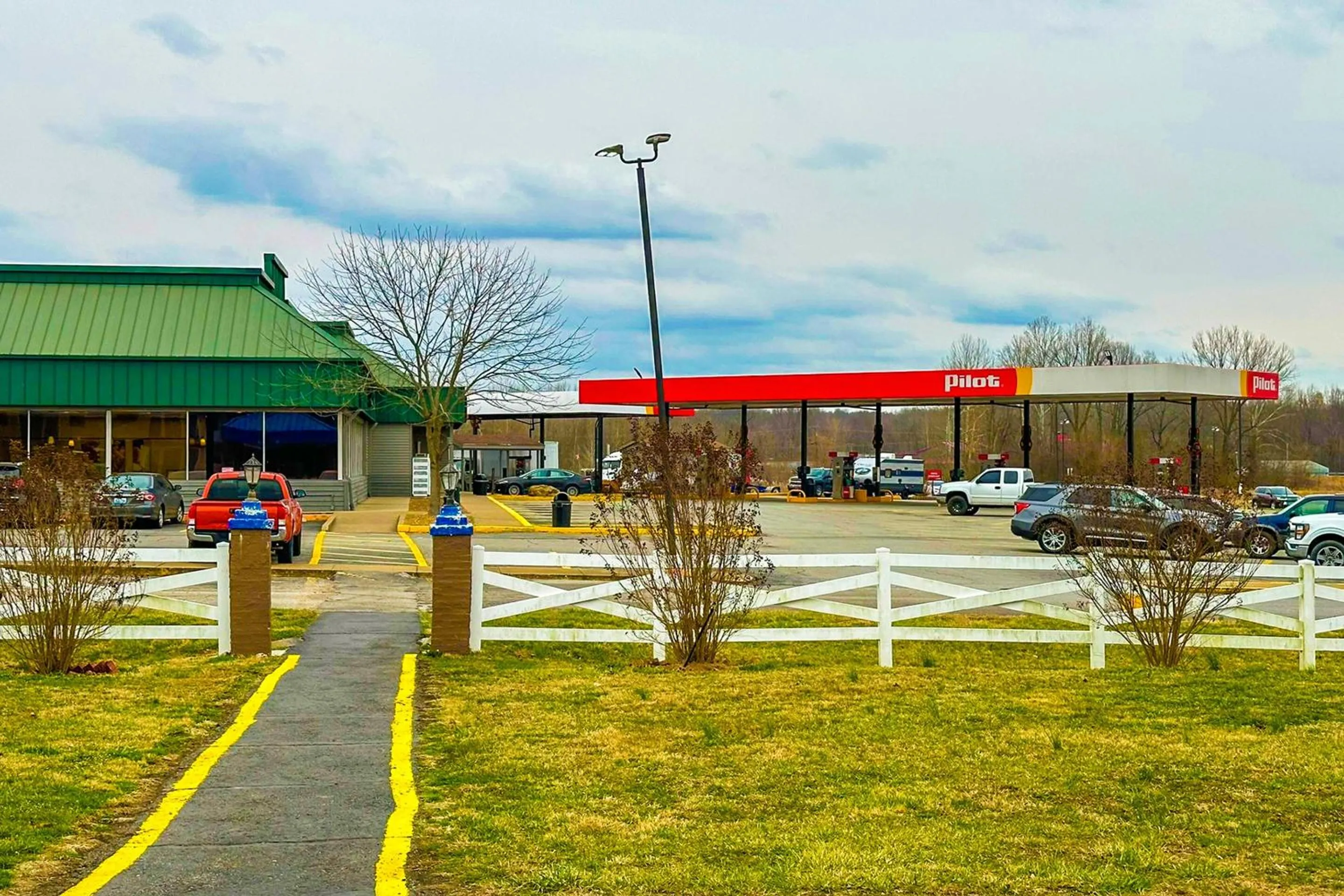 Facade/entrance in Happy Stay Inn Madisonville I-69 By OYO