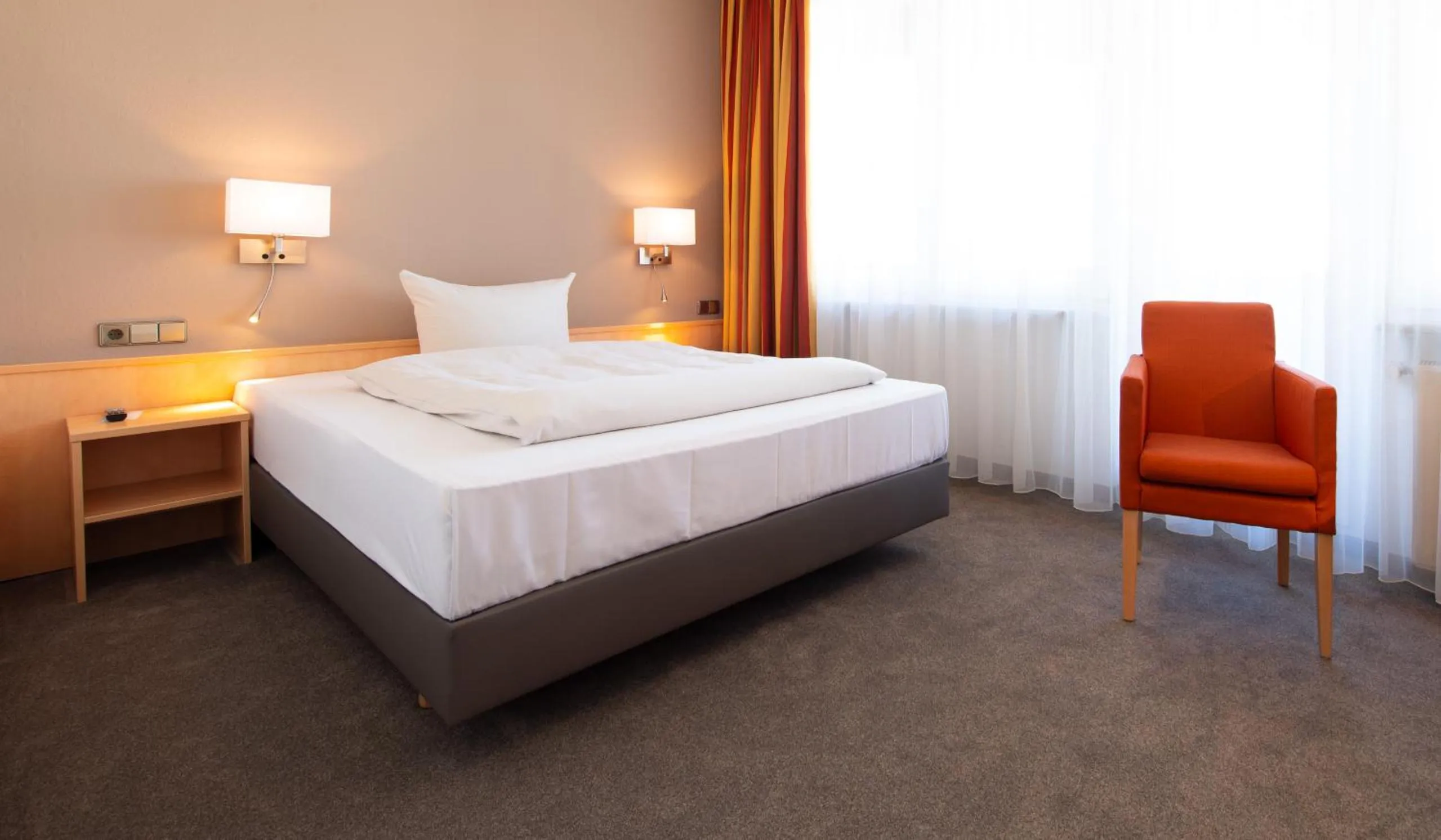 Photo of the whole room, Bed in ARAMIS Tagungs- und Sporthotel