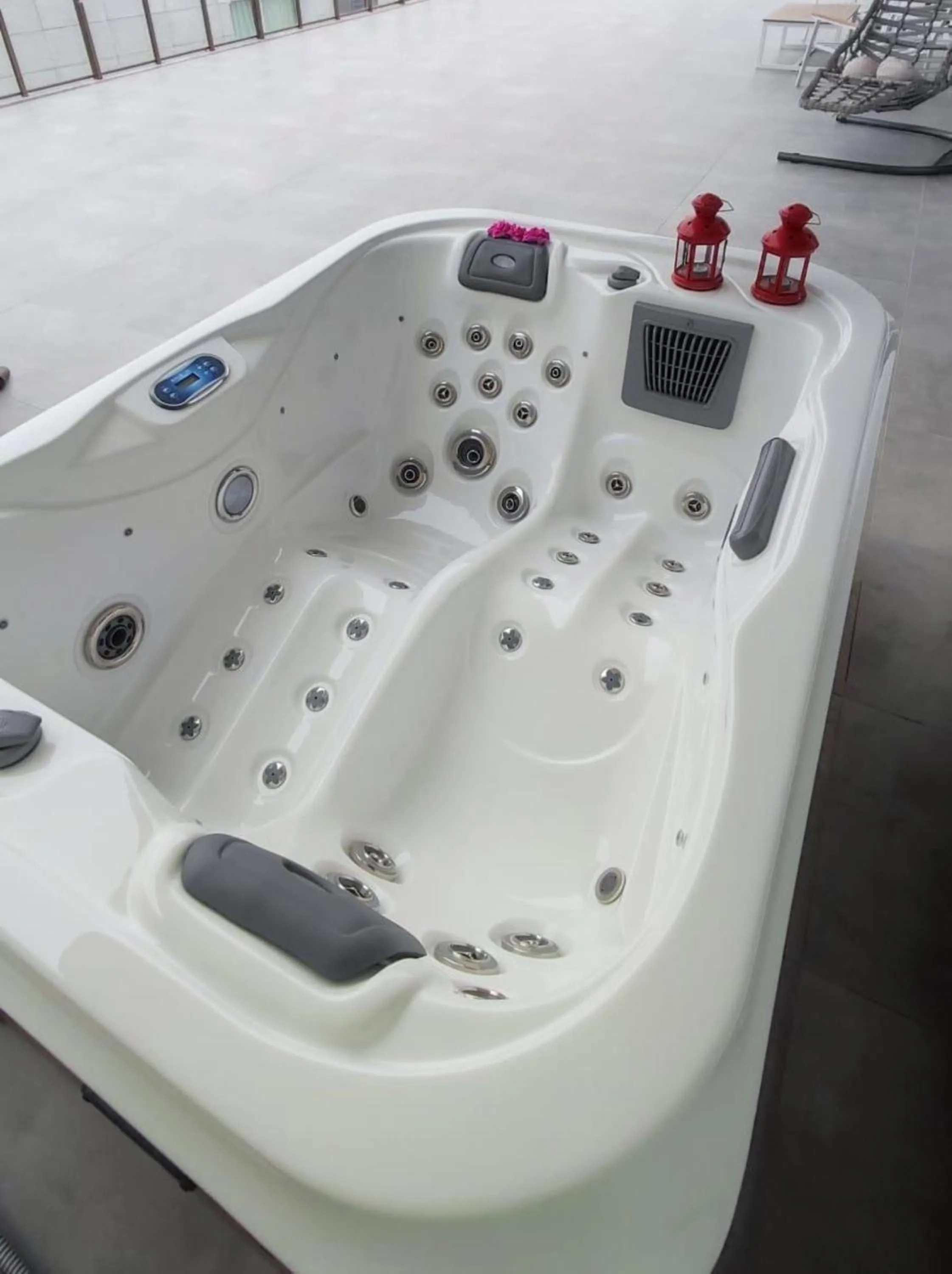 Hot Tub in Courtyard Long Beach Holiday Resort