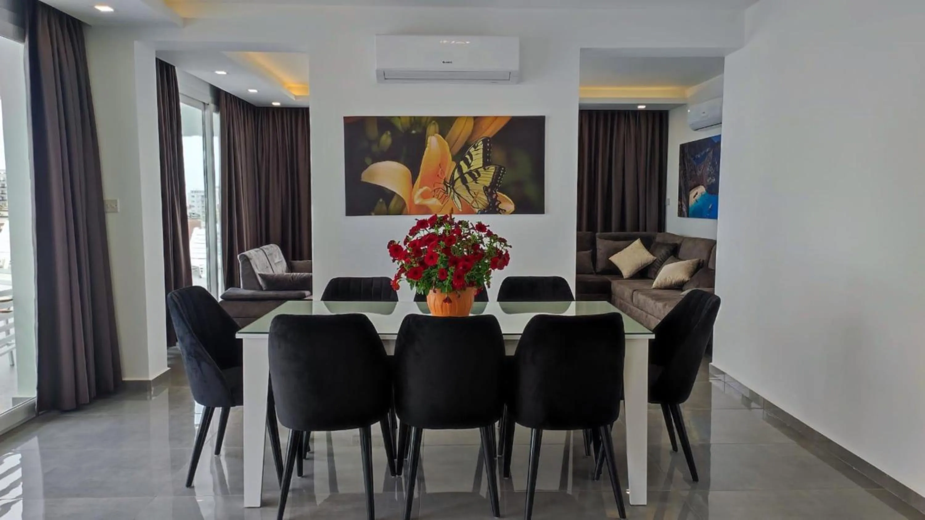 Seating area in Courtyard Long Beach Holiday Resort