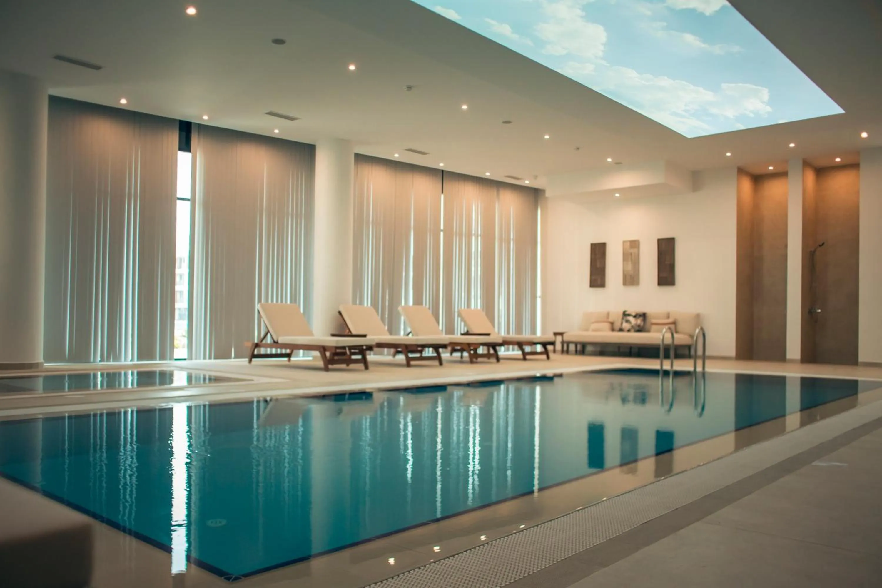 Swimming pool in Courtyard Long Beach Holiday Resort