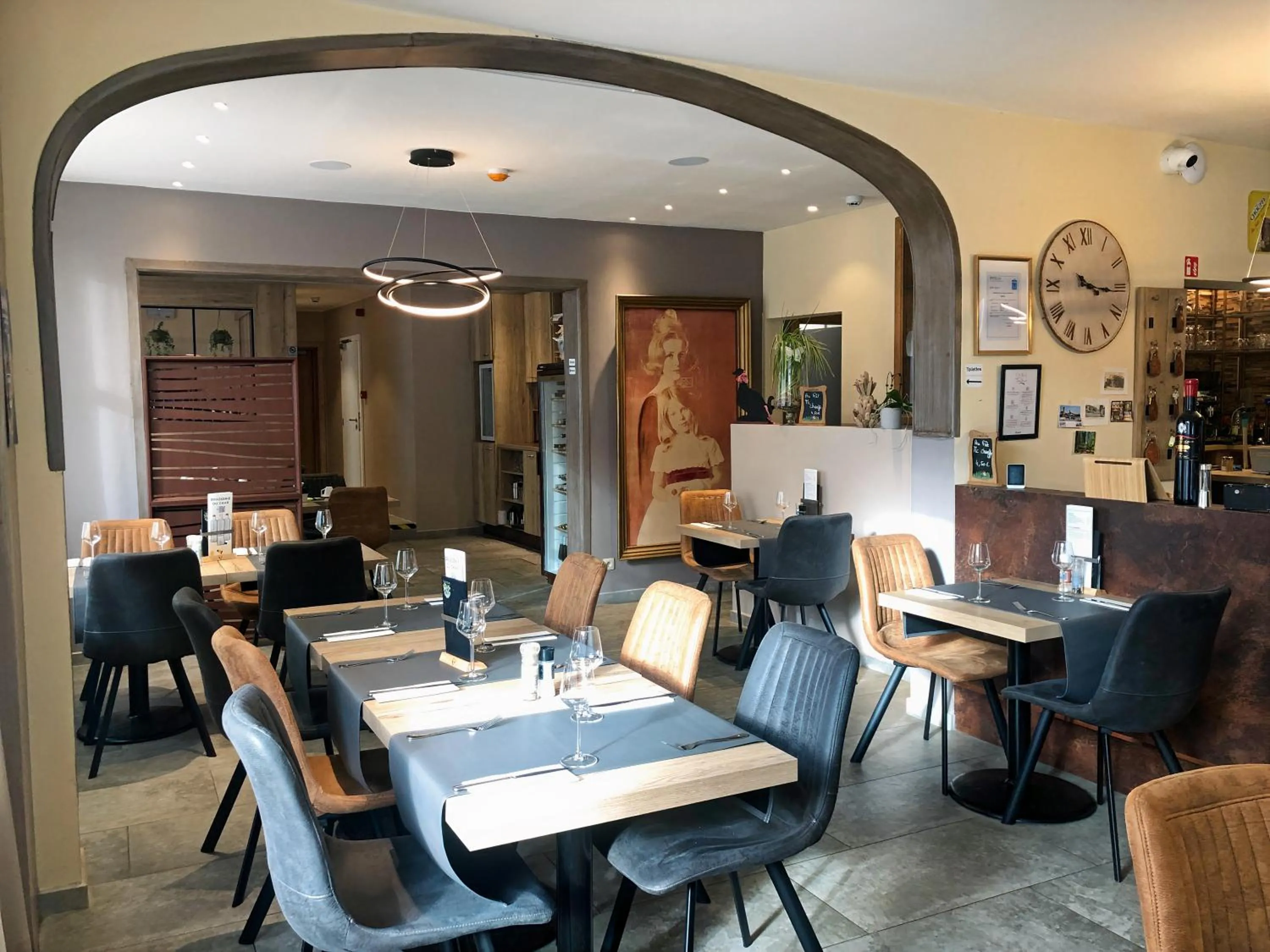 Restaurant/places to eat in Hotel des Postes