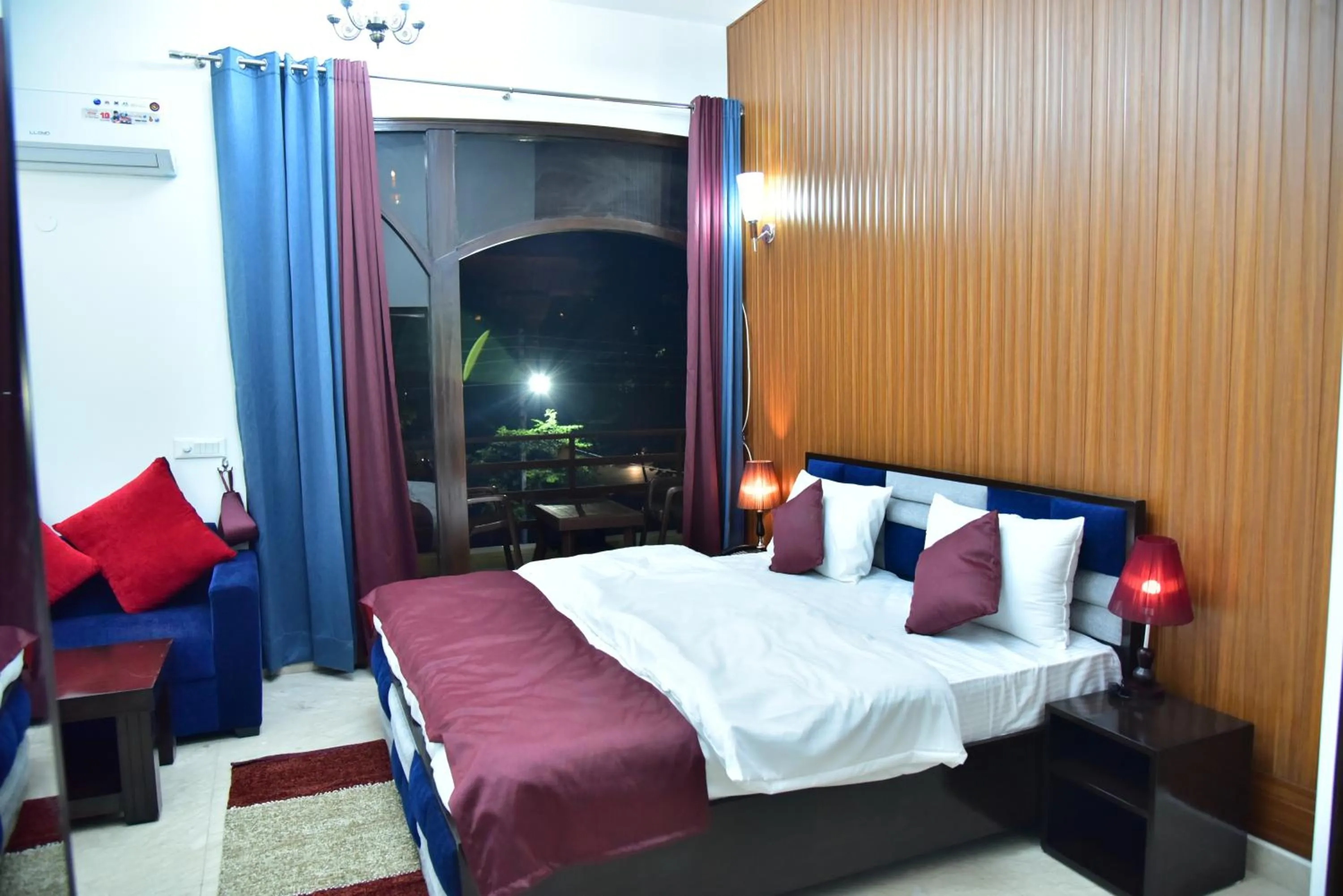 Bed in Nook Inn & Suites - MG ROAD METRO