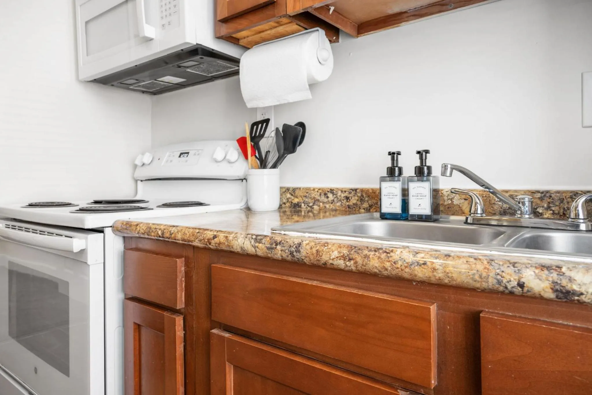 Kitchen or kitchenette in The Flats on Florida St - Super Comfy 2-Bedroom Apartments