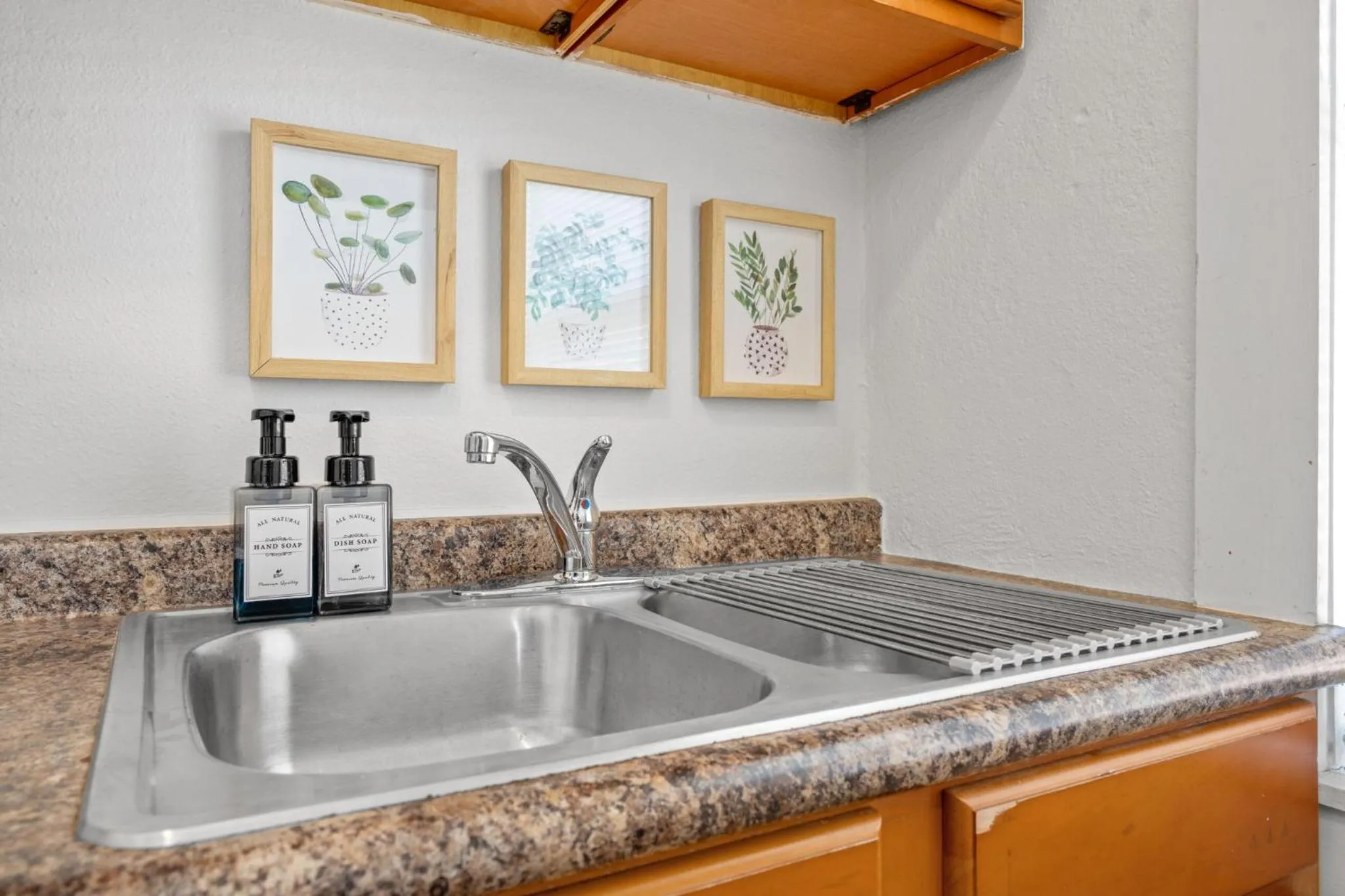 Kitchen or kitchenette in The Flats on Florida St - Super Comfy 2-Bedroom Apartments