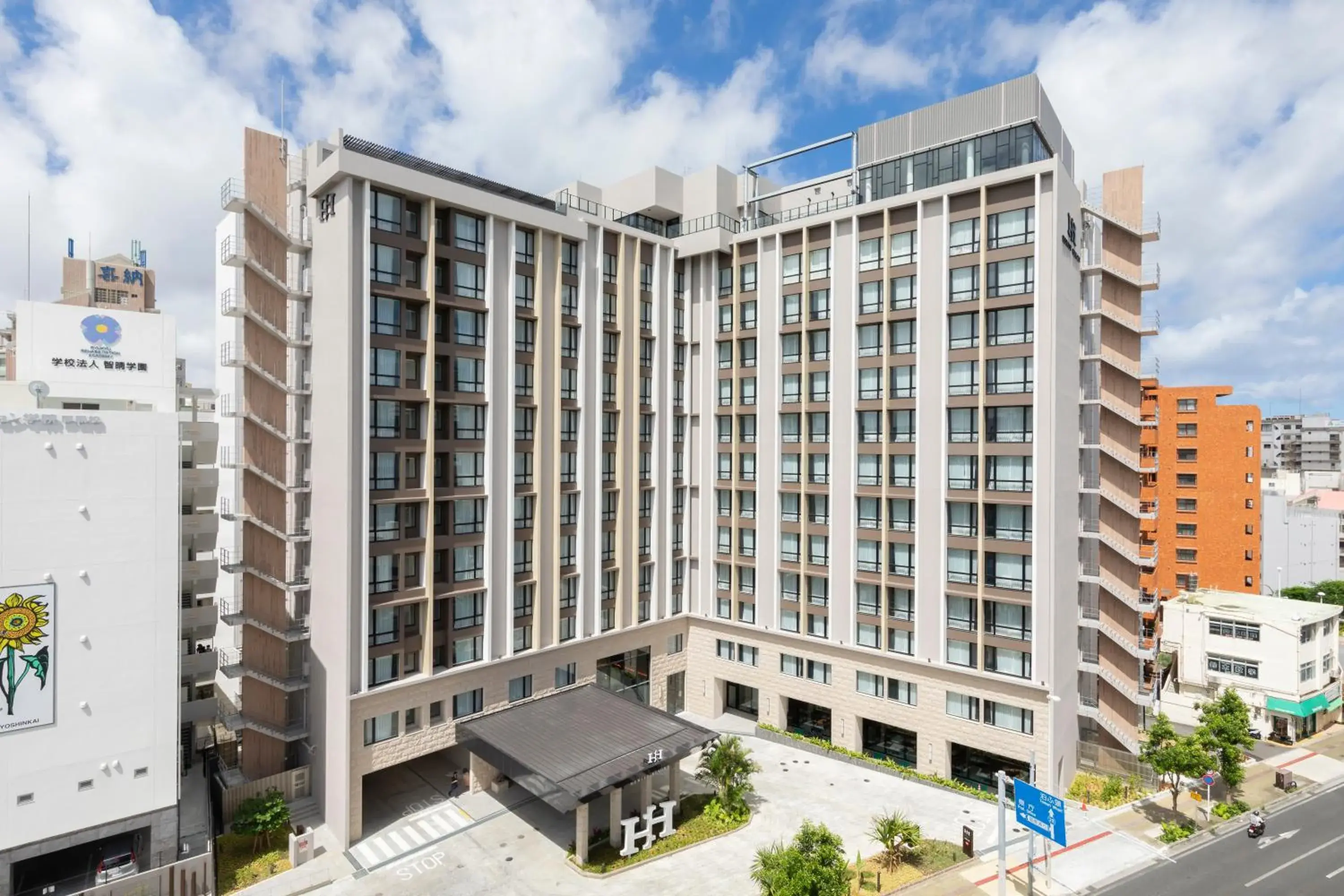 Property building in Hewitt Resort Naha Property building in Hewitt Resort Naha