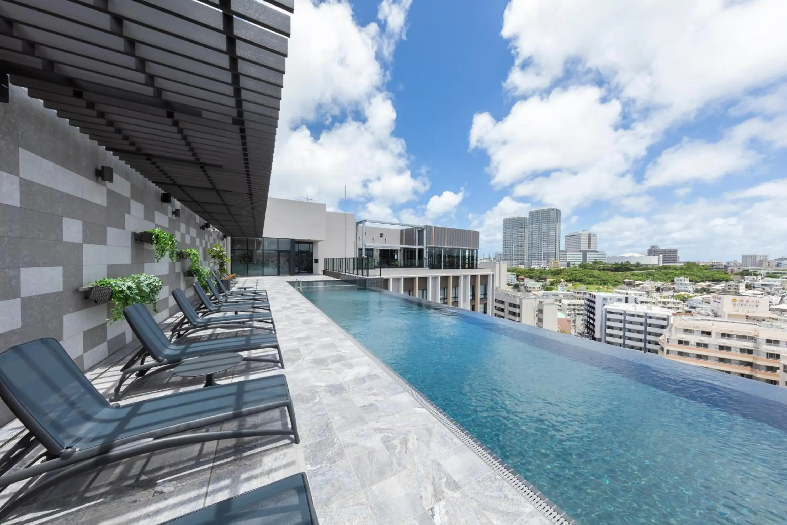 Swimming pool in Hewitt Resort Naha Swimming pool in Hewitt Resort Naha