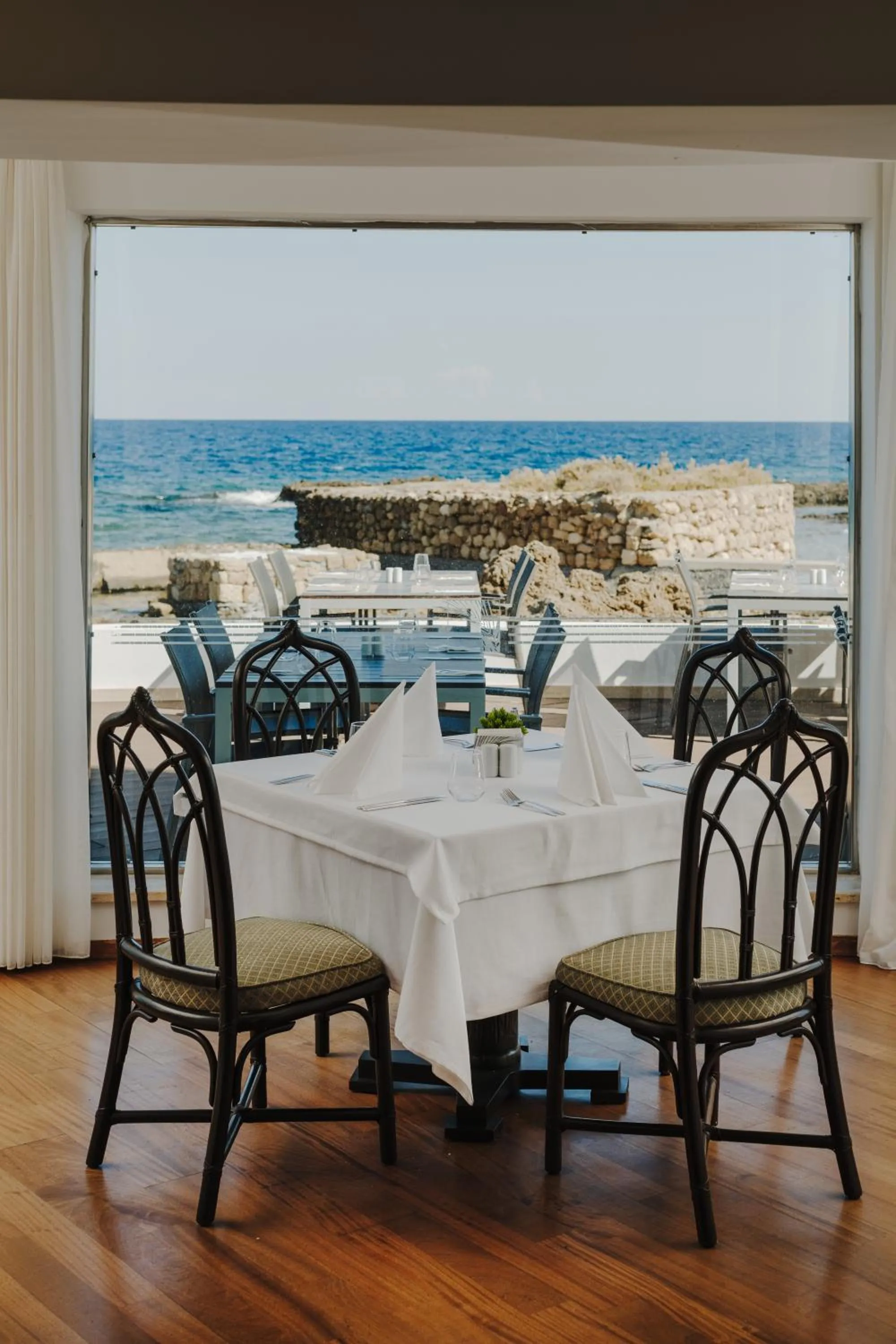 Restaurant/places to eat in Arkin Palm Beach Hotel