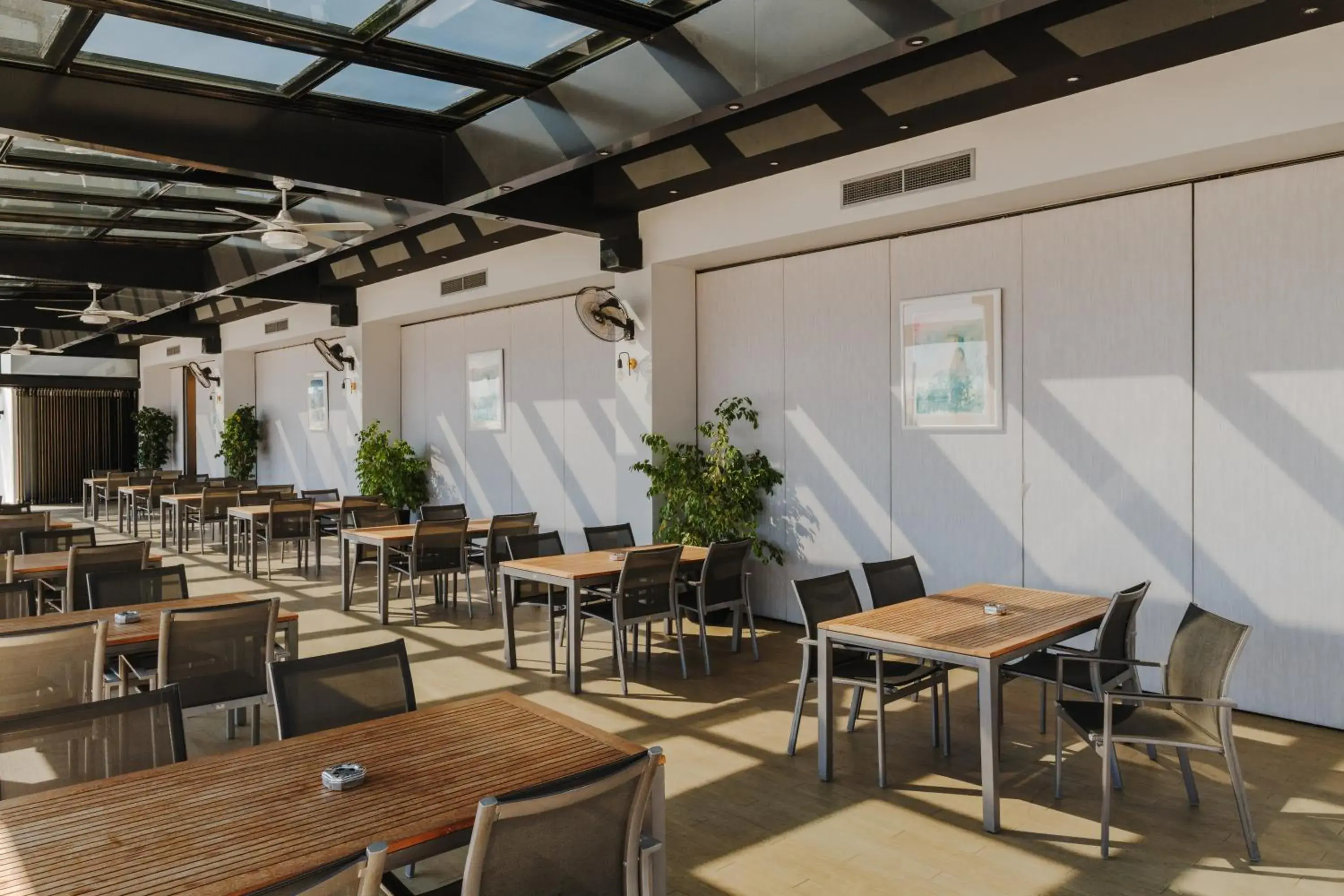 Restaurant/places to eat in Arkin Palm Beach Hotel Restaurant/places to eat in Arkin Palm Beach Hotel