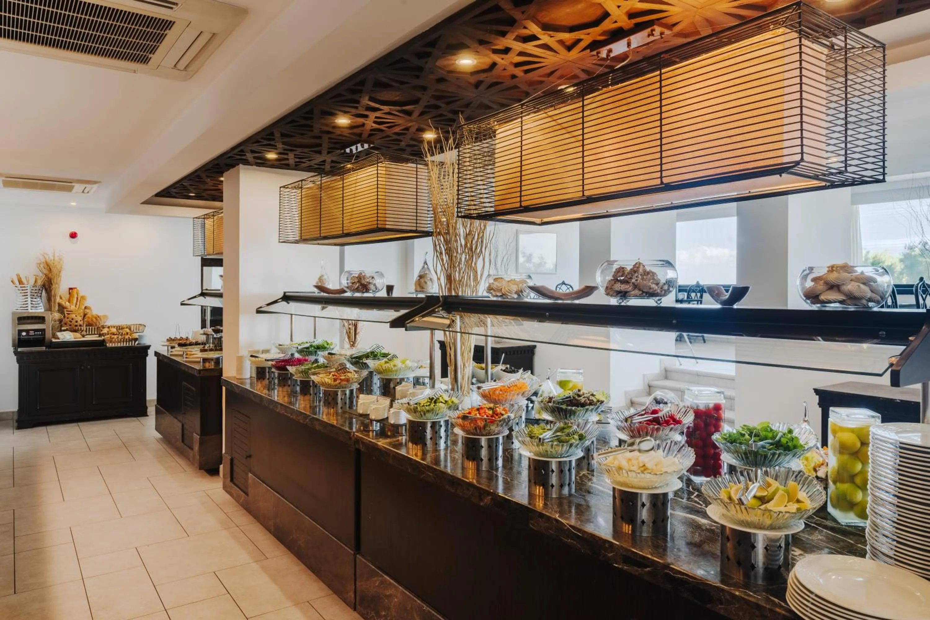 Restaurant/places to eat in Arkin Palm Beach Hotel