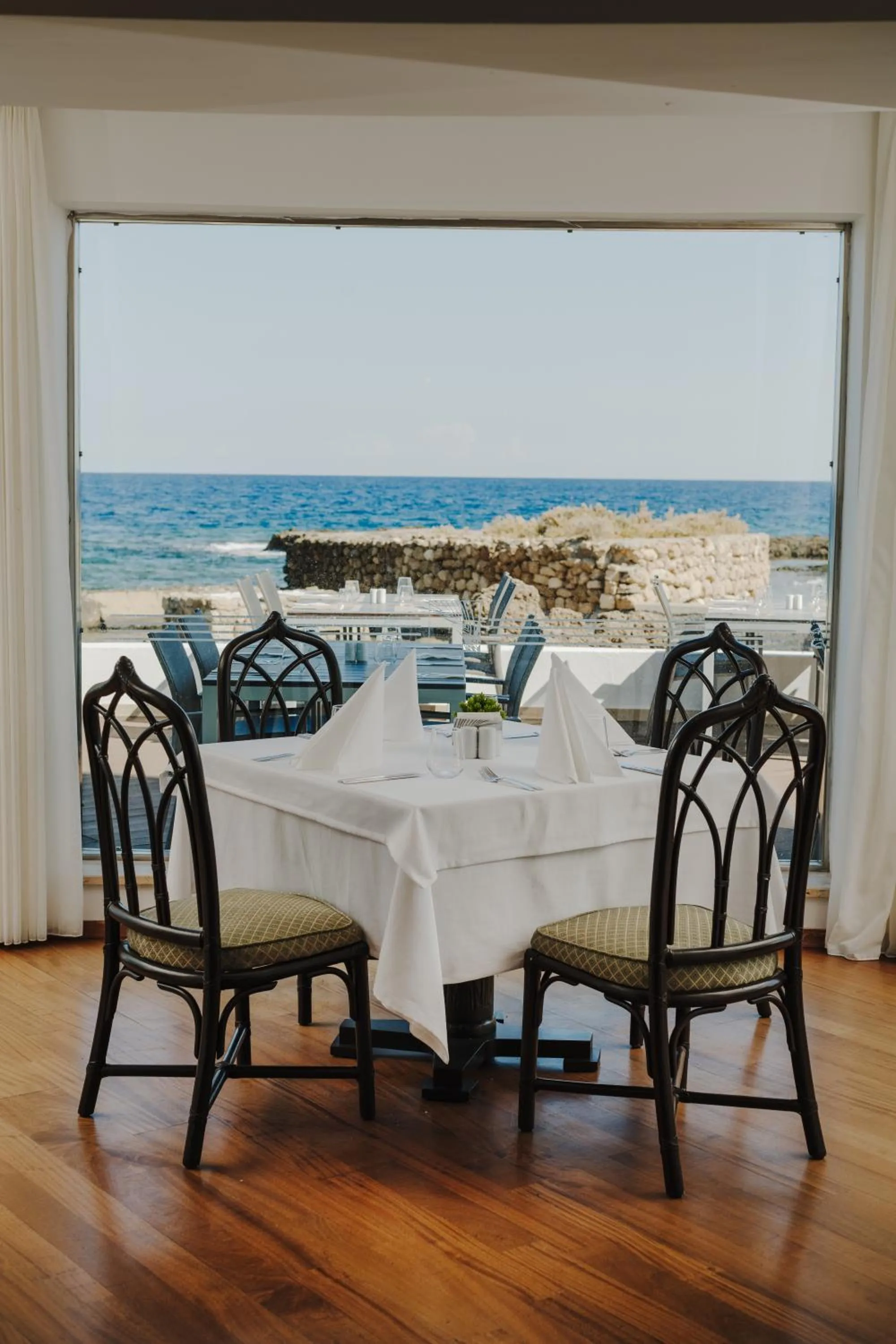 Restaurant/places to eat in Arkin Palm Beach Hotel
