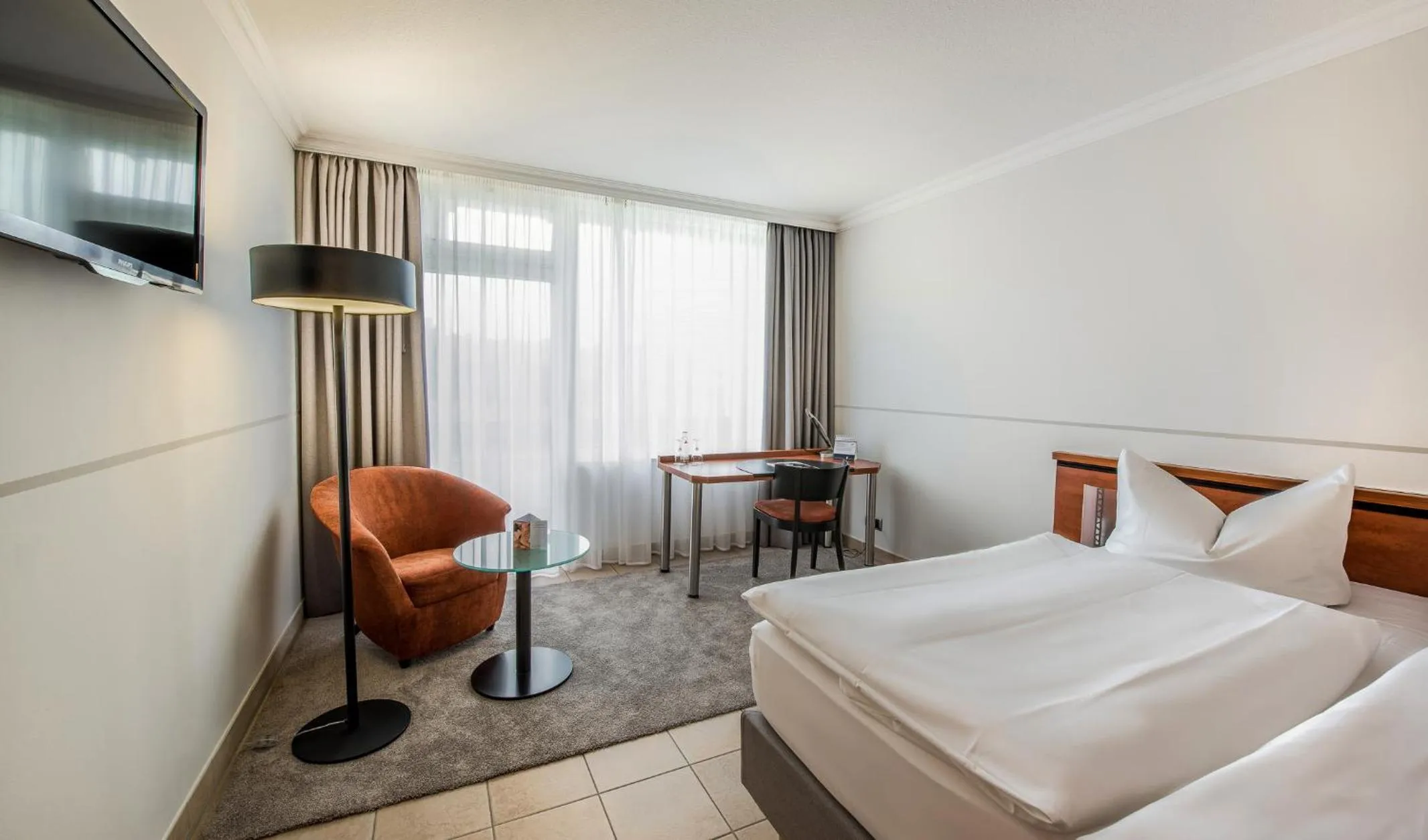 Photo of the whole room, Bed in Hotel VierJahreszeiten am Seilersee