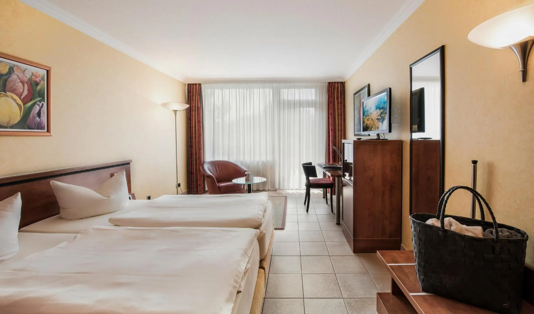 Photo of the whole room, Bed in Hotel VierJahreszeiten am Seilersee