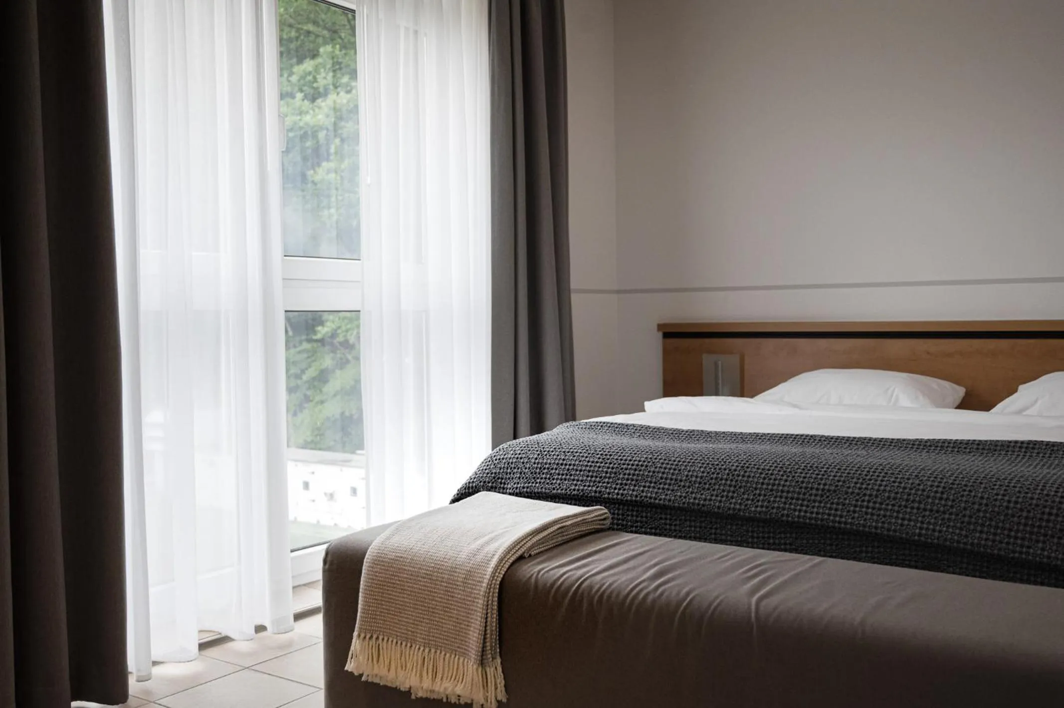 Photo of the whole room, Bed in Hotel VierJahreszeiten am Seilersee