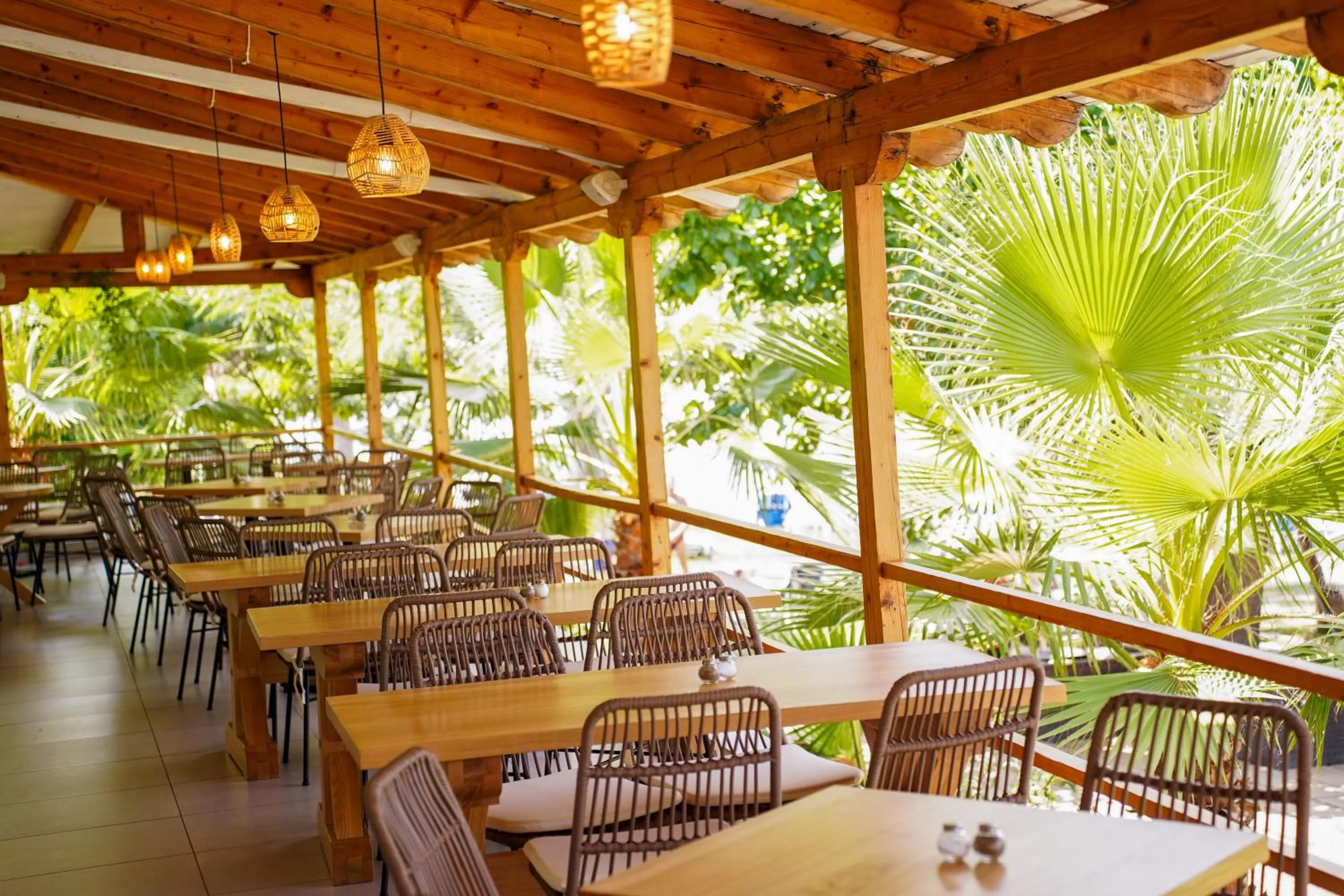 Restaurant/places to eat in HOTEL SISSY