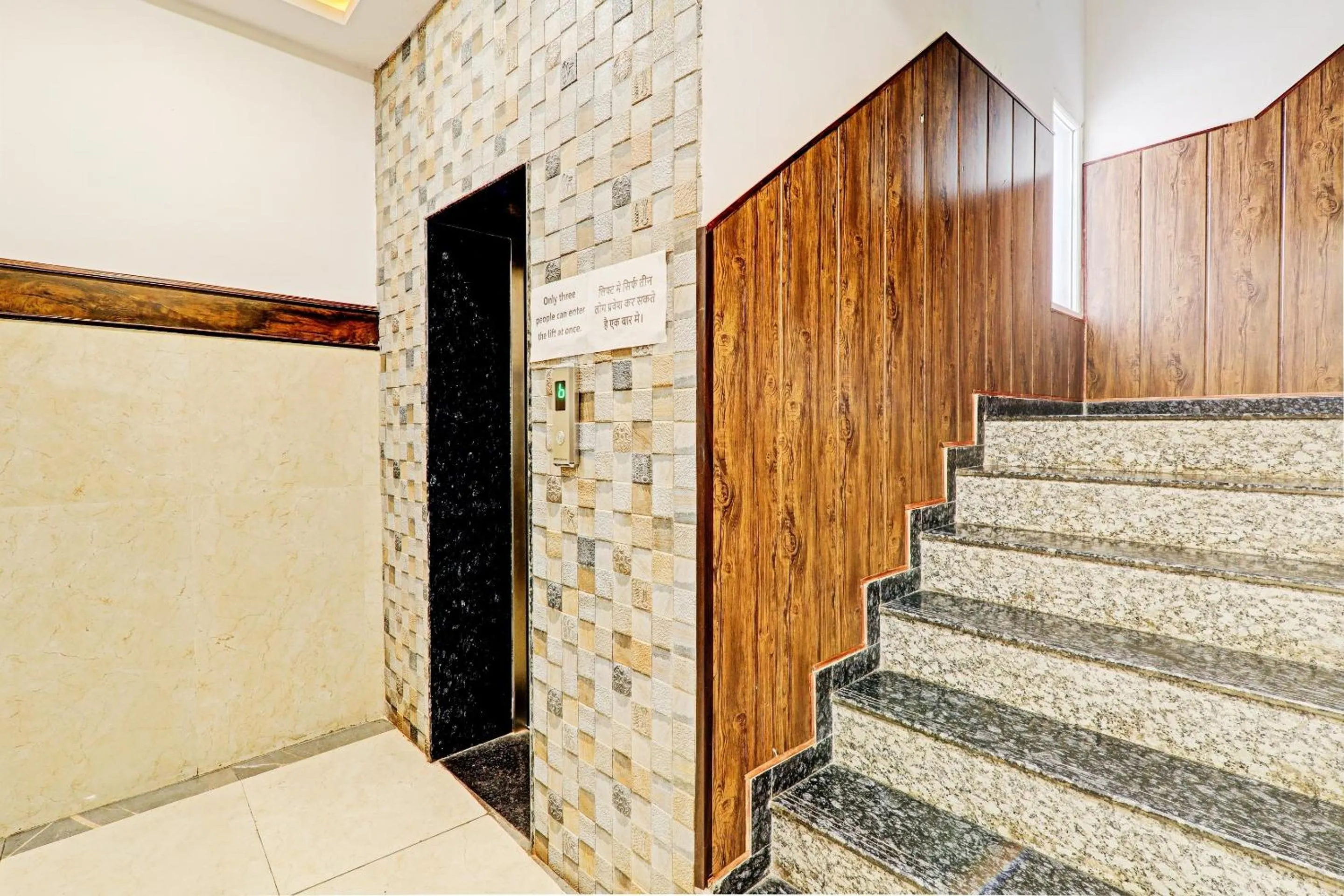 Lobby or reception in Townhouse Jayati Oasis Inn