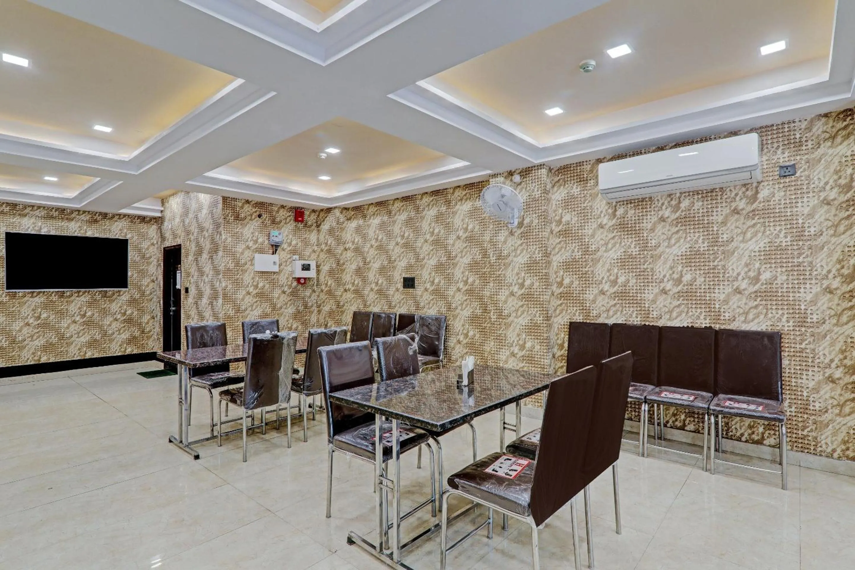 Lobby or reception in Townhouse Jayati Oasis Inn