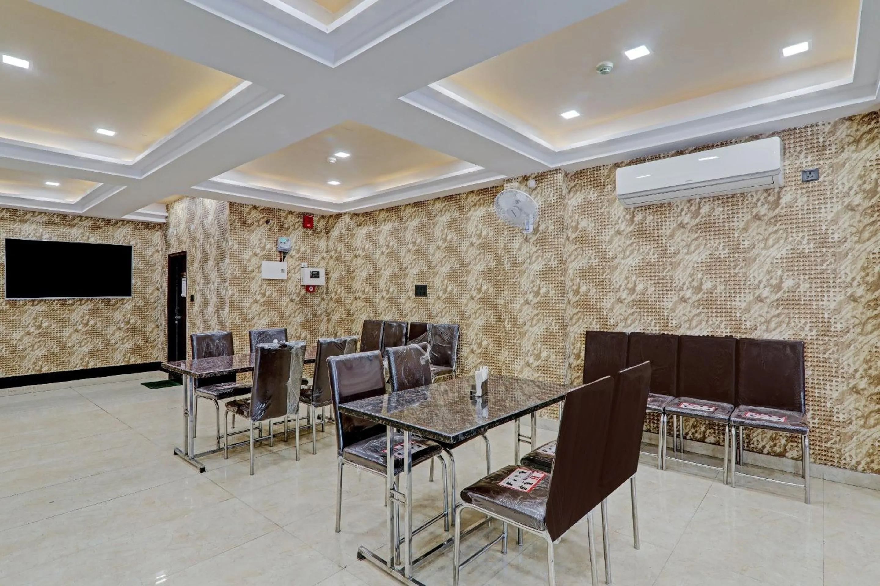 Lobby or reception in Townhouse Jayati Oasis Inn