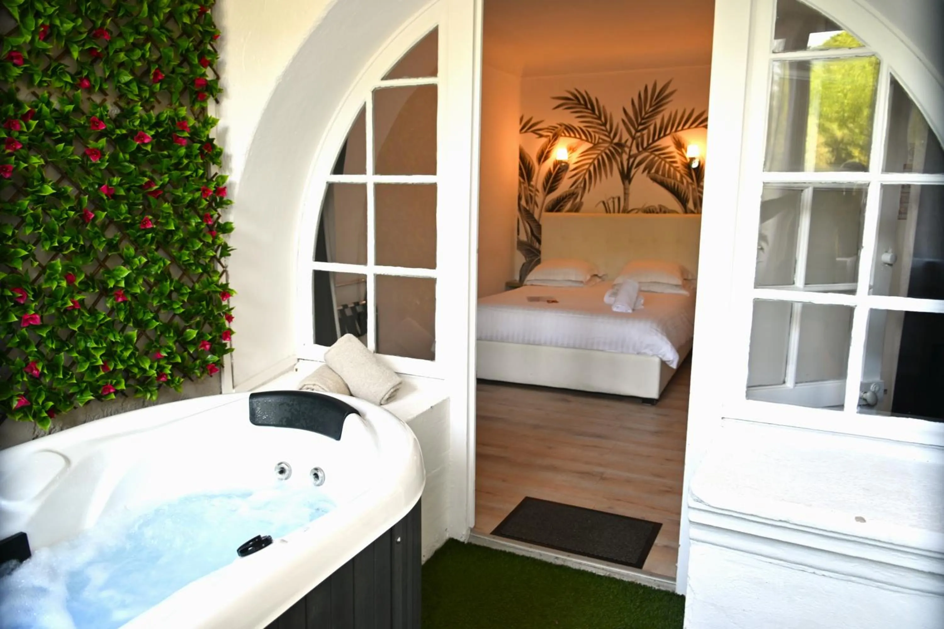 Hot Tub, Bed in Les Jardins de Bormes, hôtel adult only avec sauna & jacuzzi
