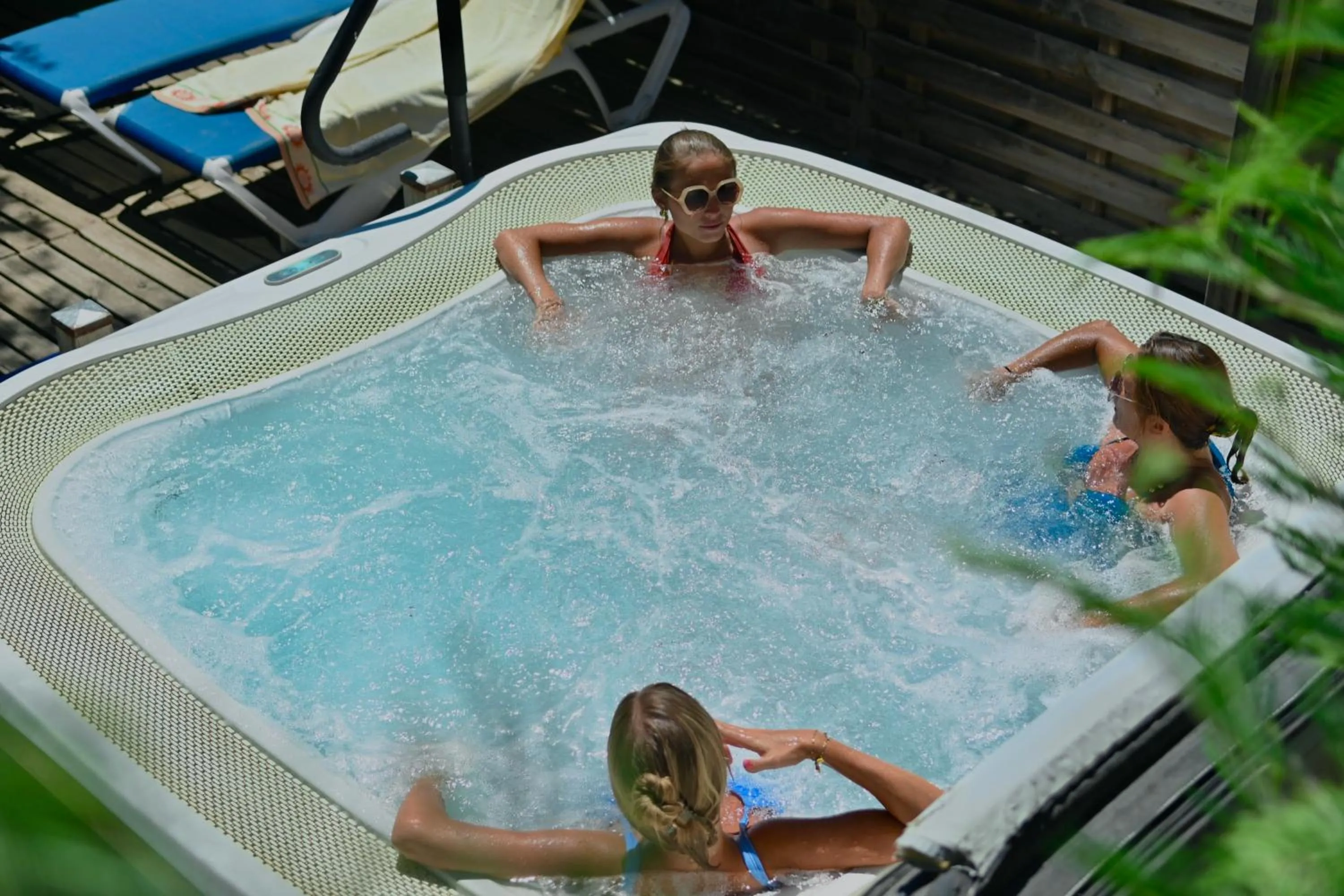 Hot Tub in Les Jardins de Bormes, hôtel adult only avec sauna & jacuzzi