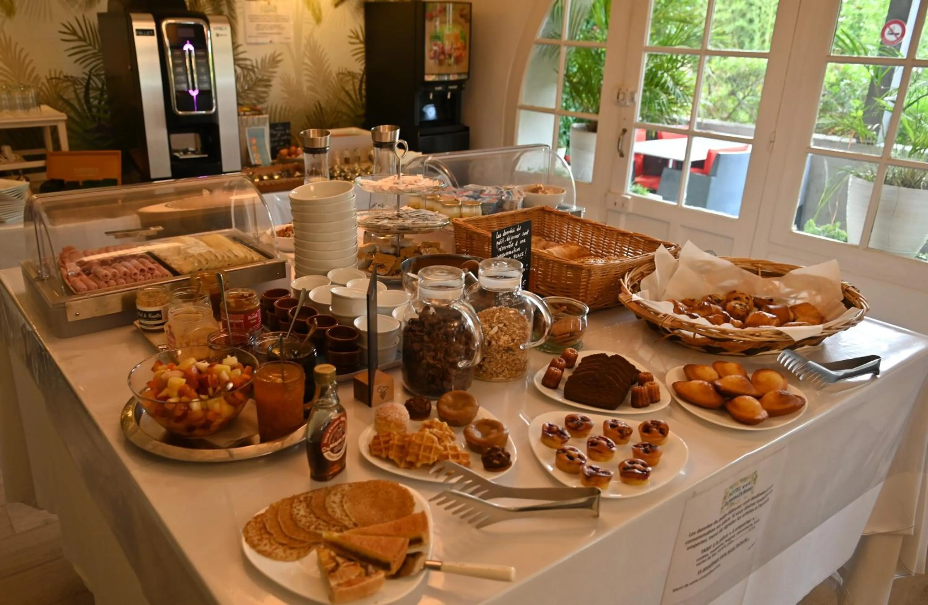 Buffet breakfast in Les Jardins de Bormes, hôtel adult only avec sauna & jacuzzi