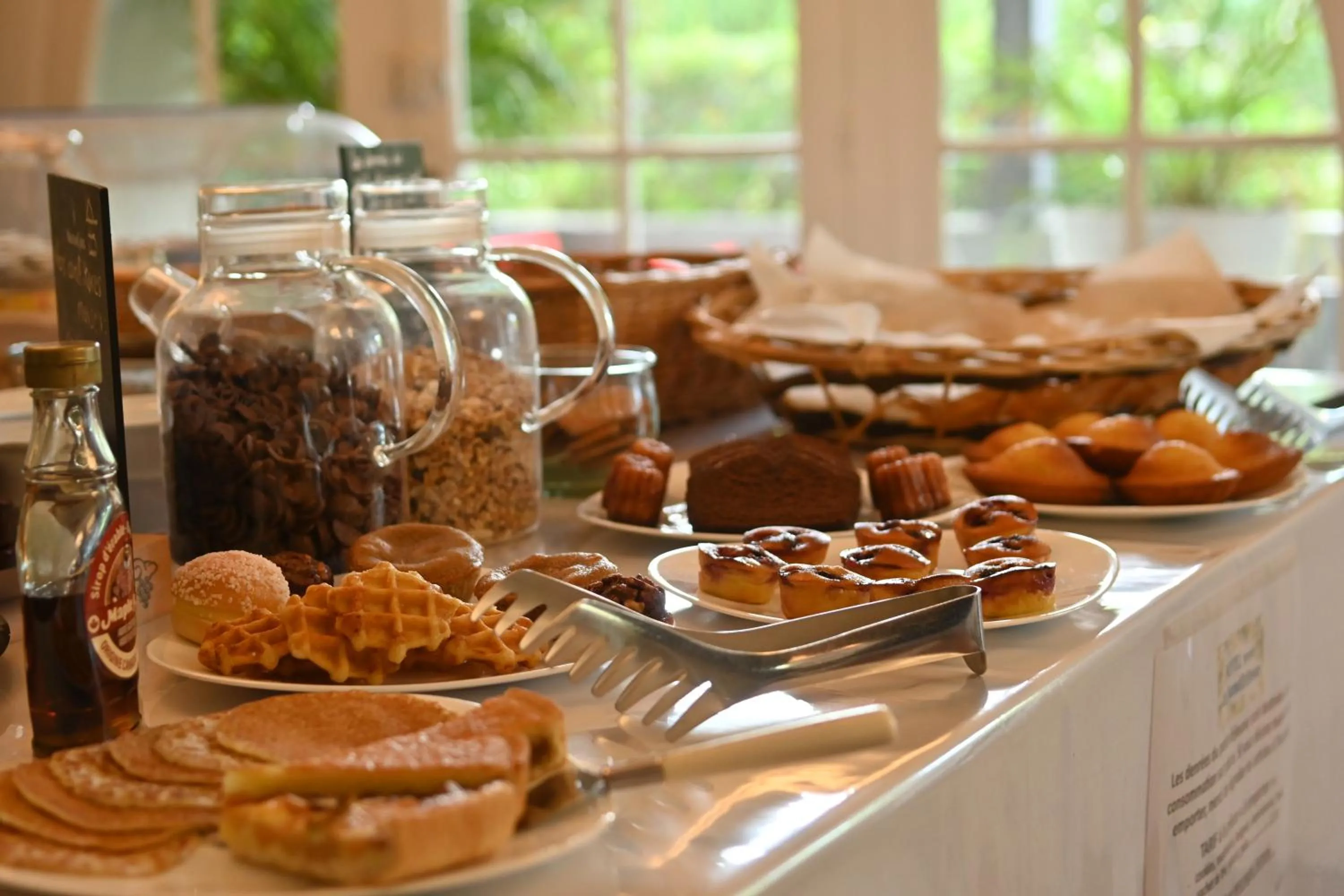 Buffet breakfast in Les Jardins de Bormes, hôtel adult only avec sauna & jacuzzi