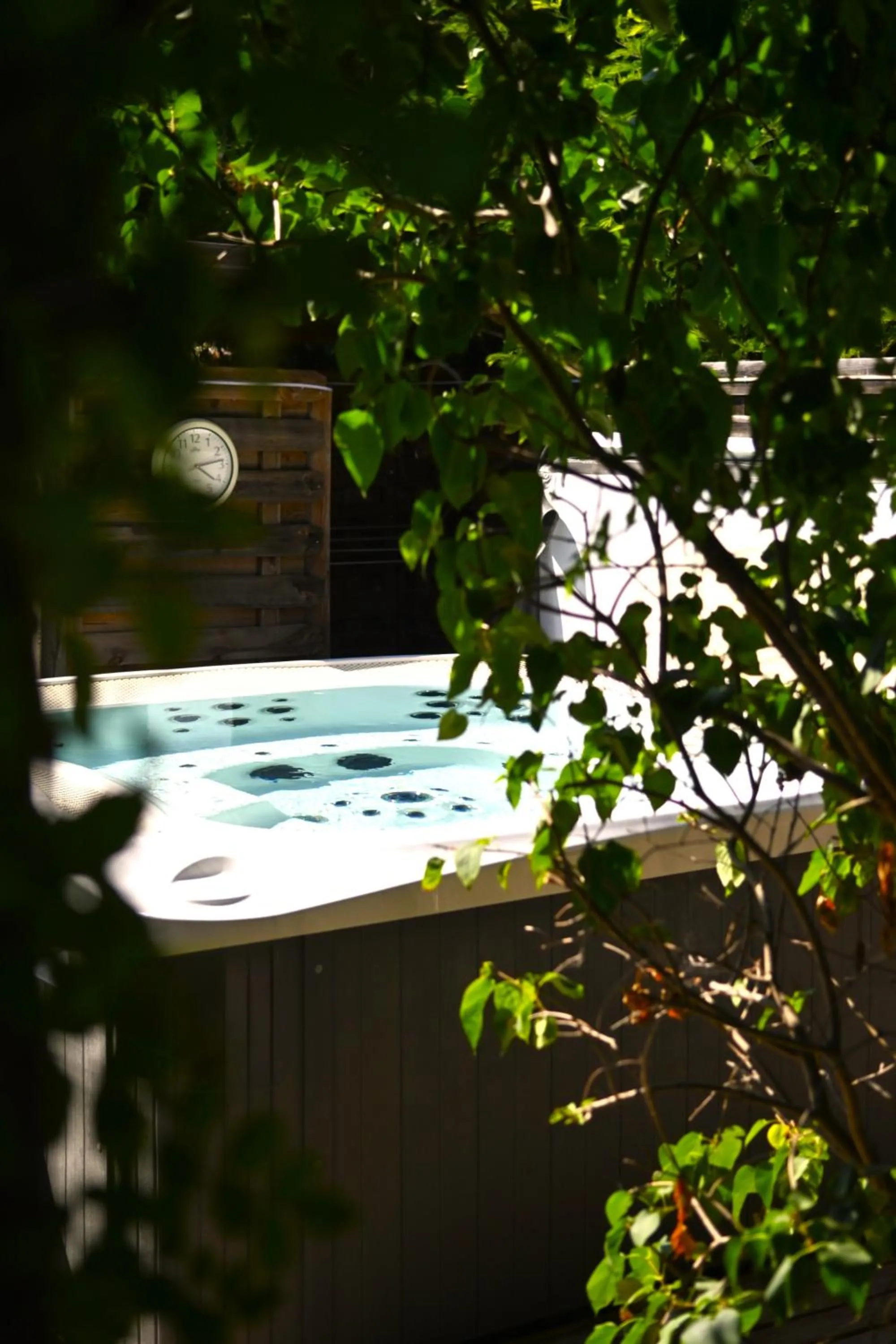 Hot Tub in Les Jardins de Bormes, hôtel adult only avec sauna & jacuzzi