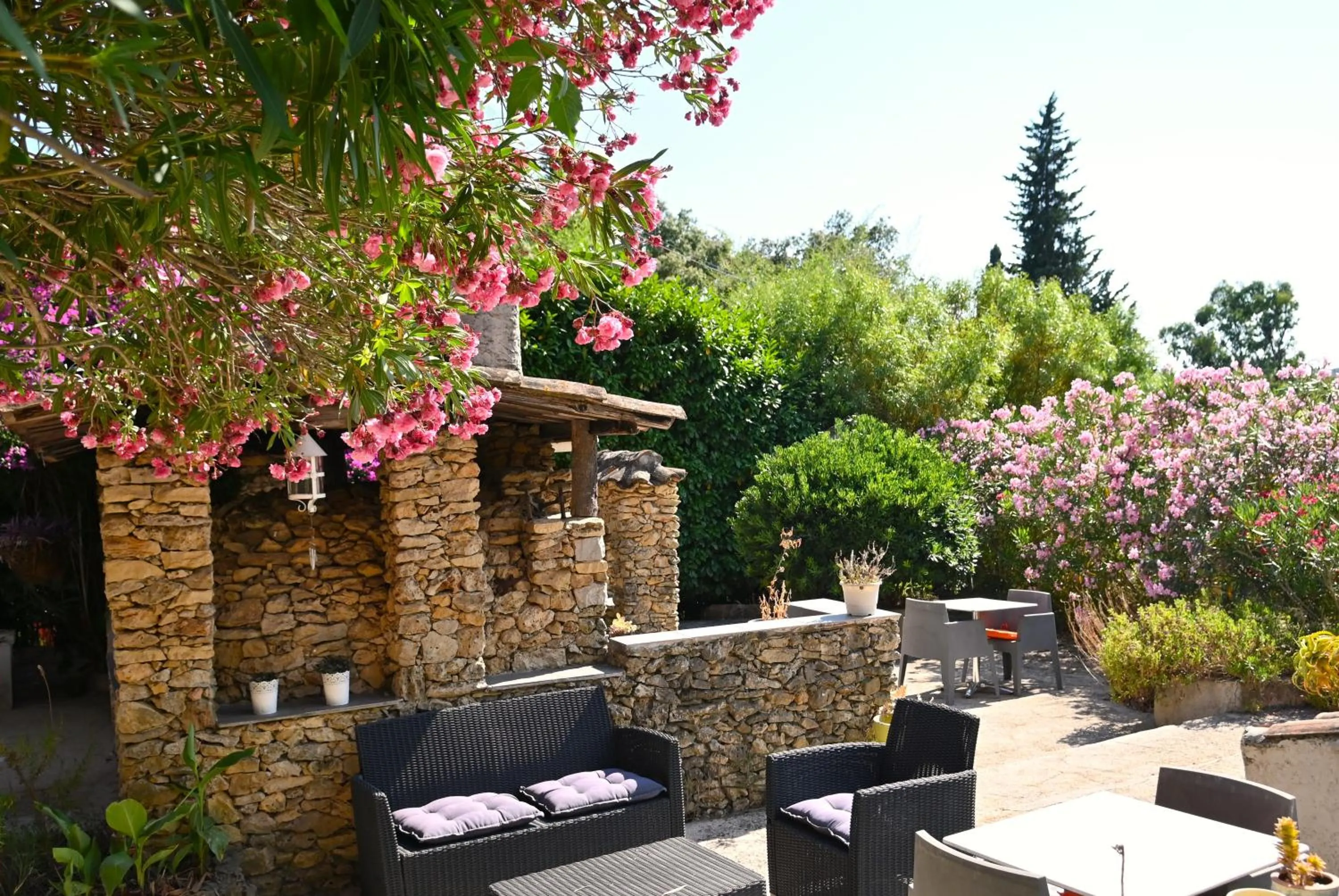 Patio in Les Jardins de Bormes, hôtel adult only avec sauna & jacuzzi