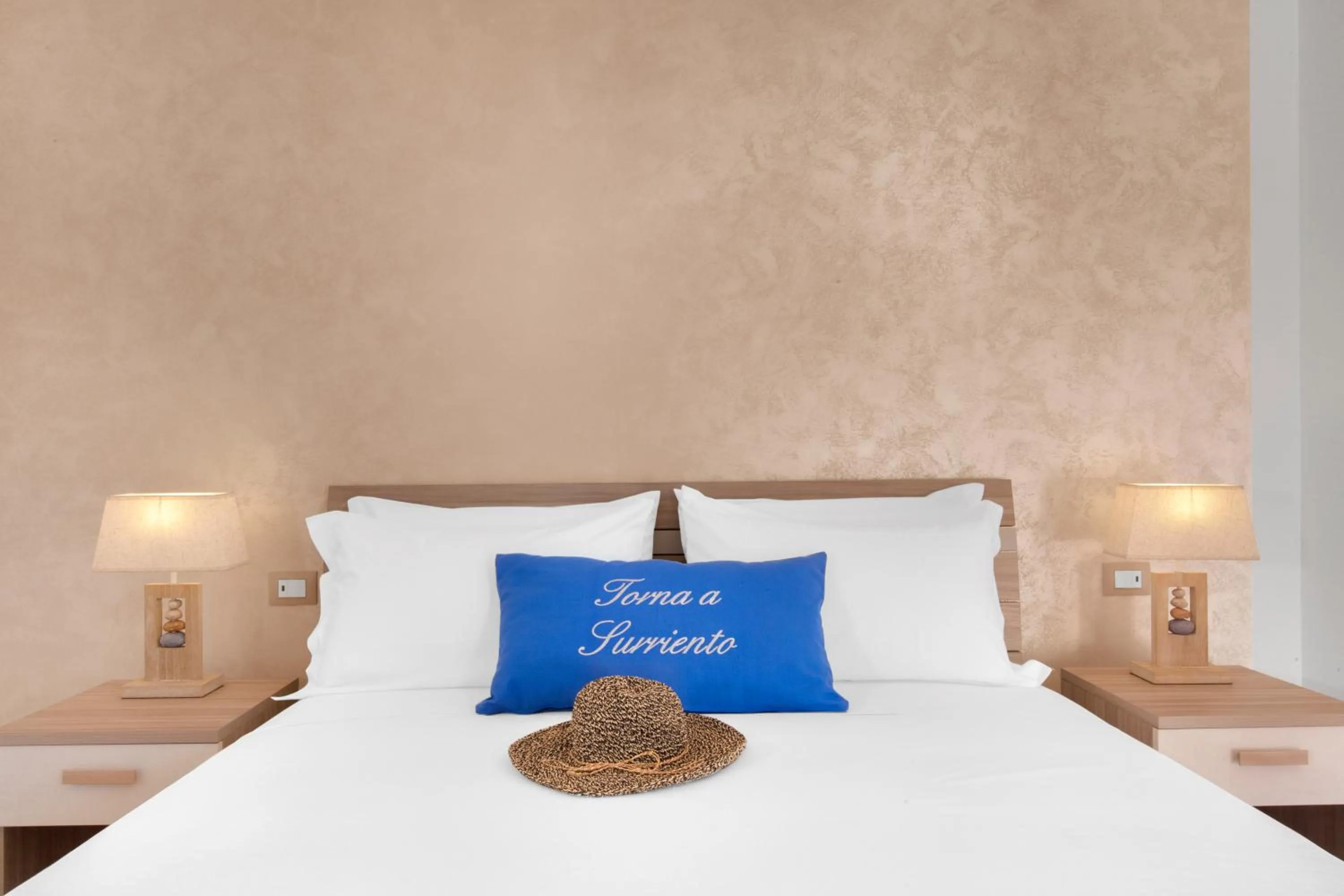 Decorative detail, Bed in Torna a Surriento Suites