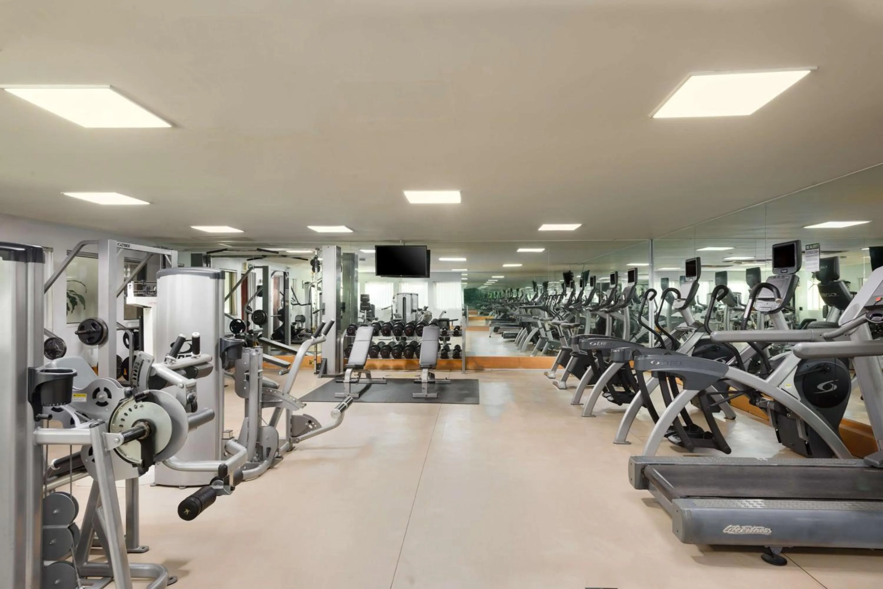 Fitness centre/facilities in Radisson Blu Hotel, Muscat