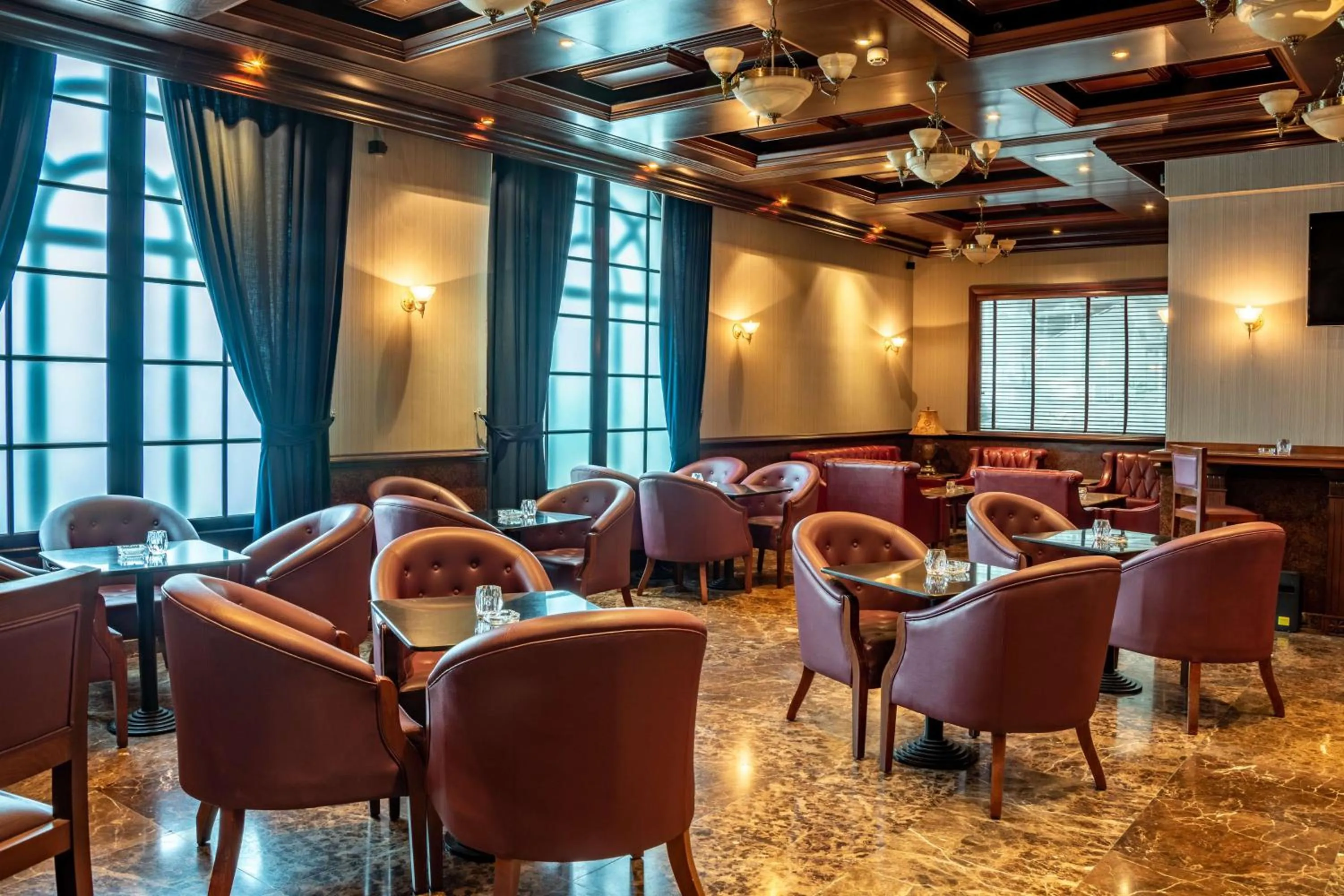 Lounge or bar in Radisson Blu Hotel, Muscat