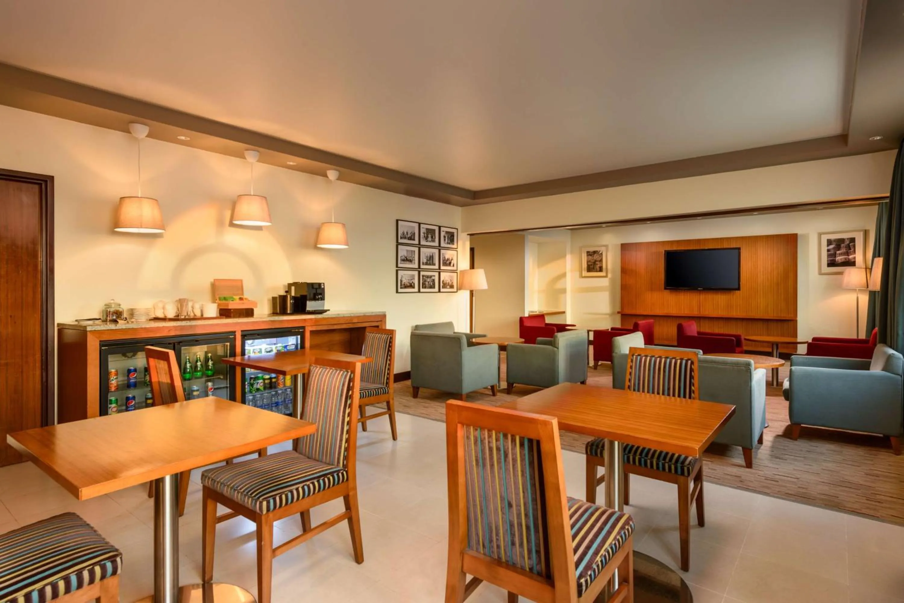 Lounge or bar in Radisson Blu Hotel, Muscat