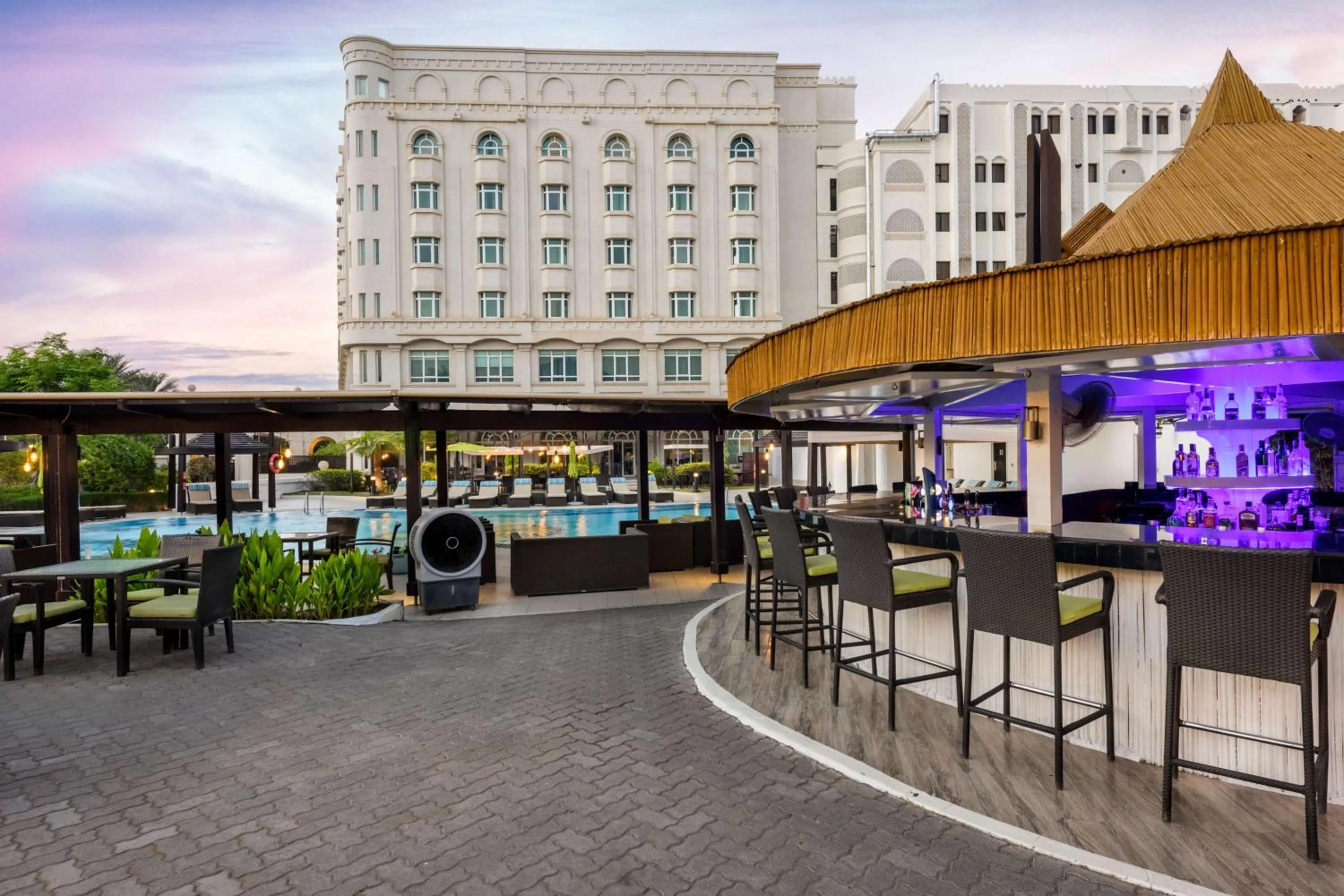 Lounge or bar in Radisson Blu Hotel, Muscat