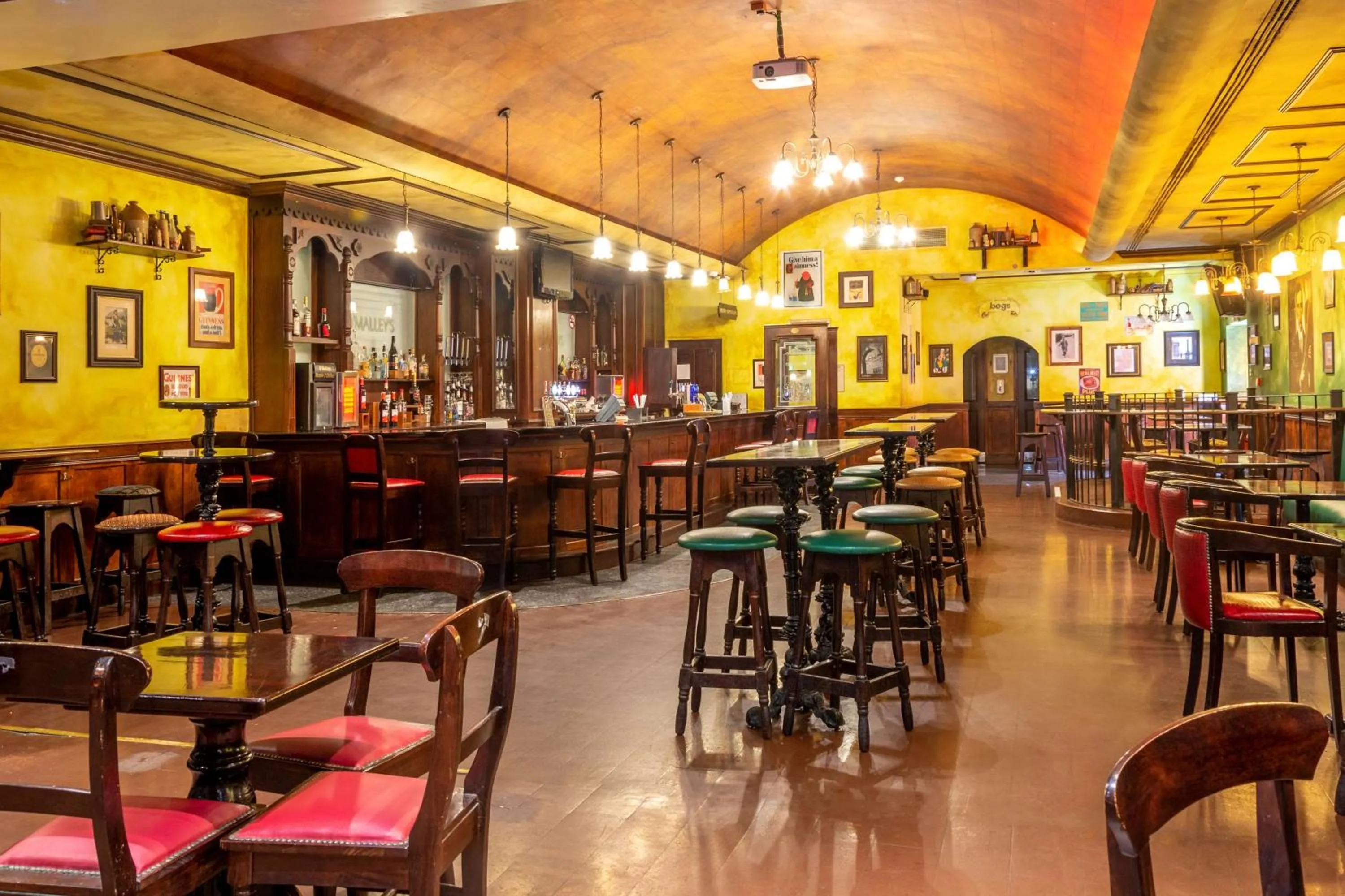 Lounge or bar in Radisson Blu Hotel, Muscat