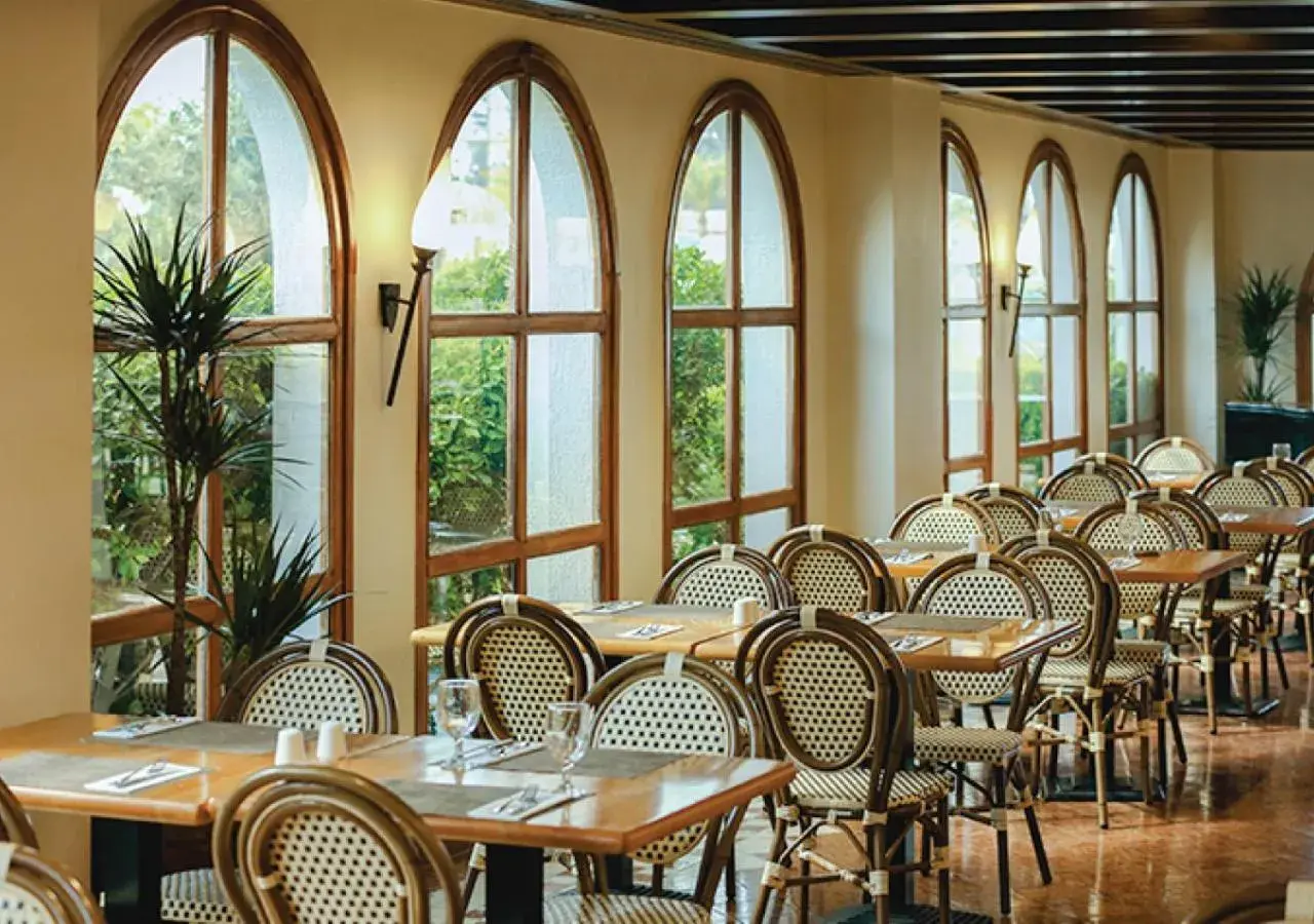 Restaurant/places to eat in Dubai Marine Beach Resort & Spa Restaurant/places to eat in Dubai Marine Beach Resort & Spa