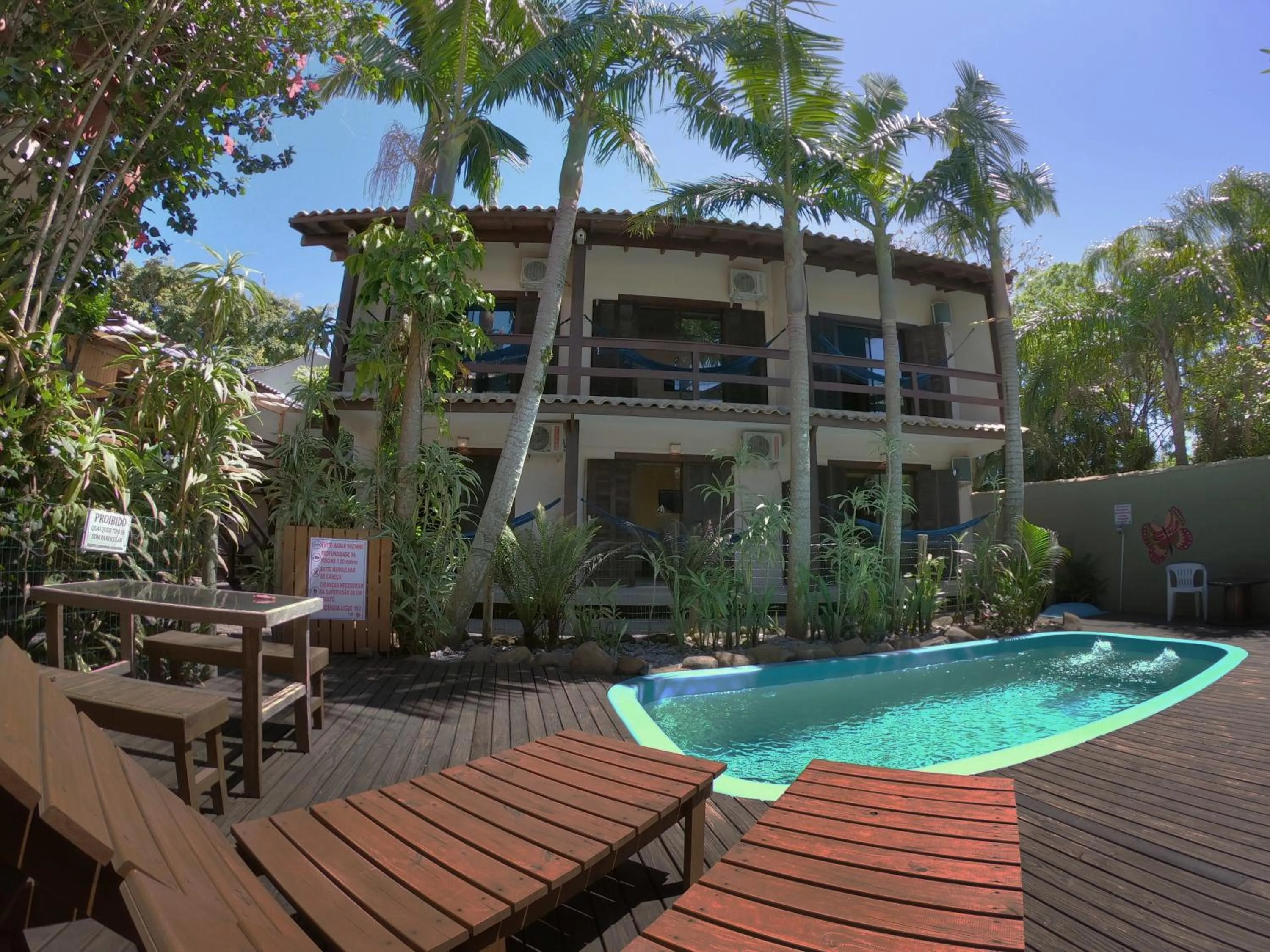 Property building in Pousada El Pátio da Ferrugem uma quadra da praia