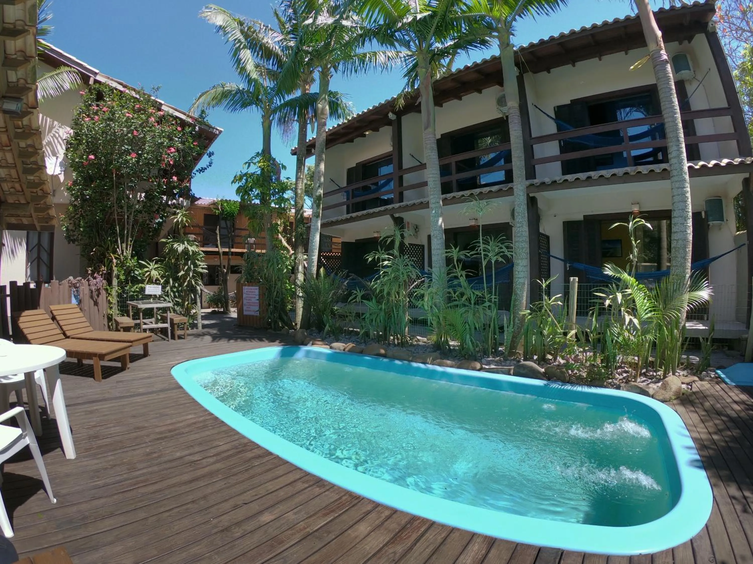 Property building in Pousada El Pátio da Ferrugem uma quadra da praia