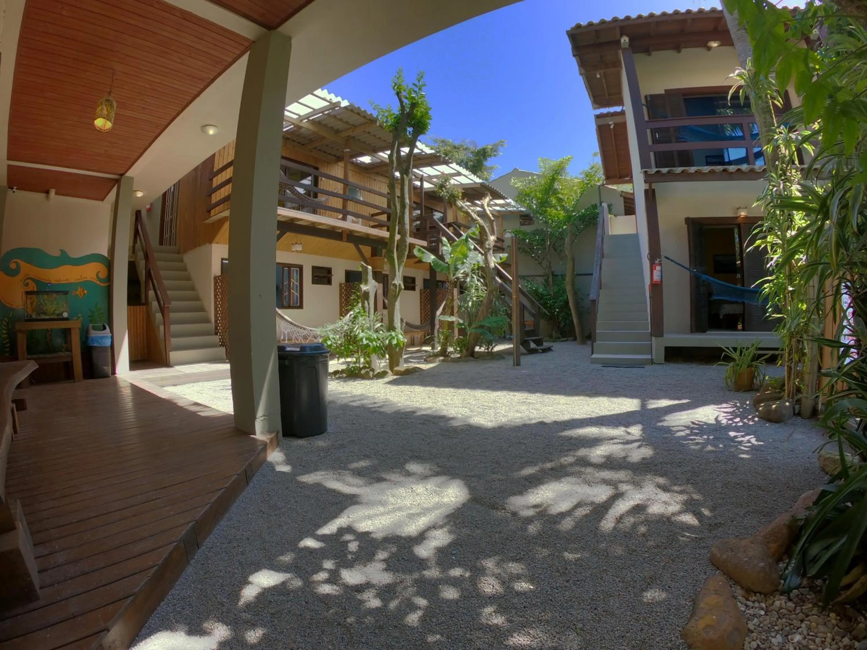 Property building in Pousada El Pátio da Ferrugem uma quadra da praia