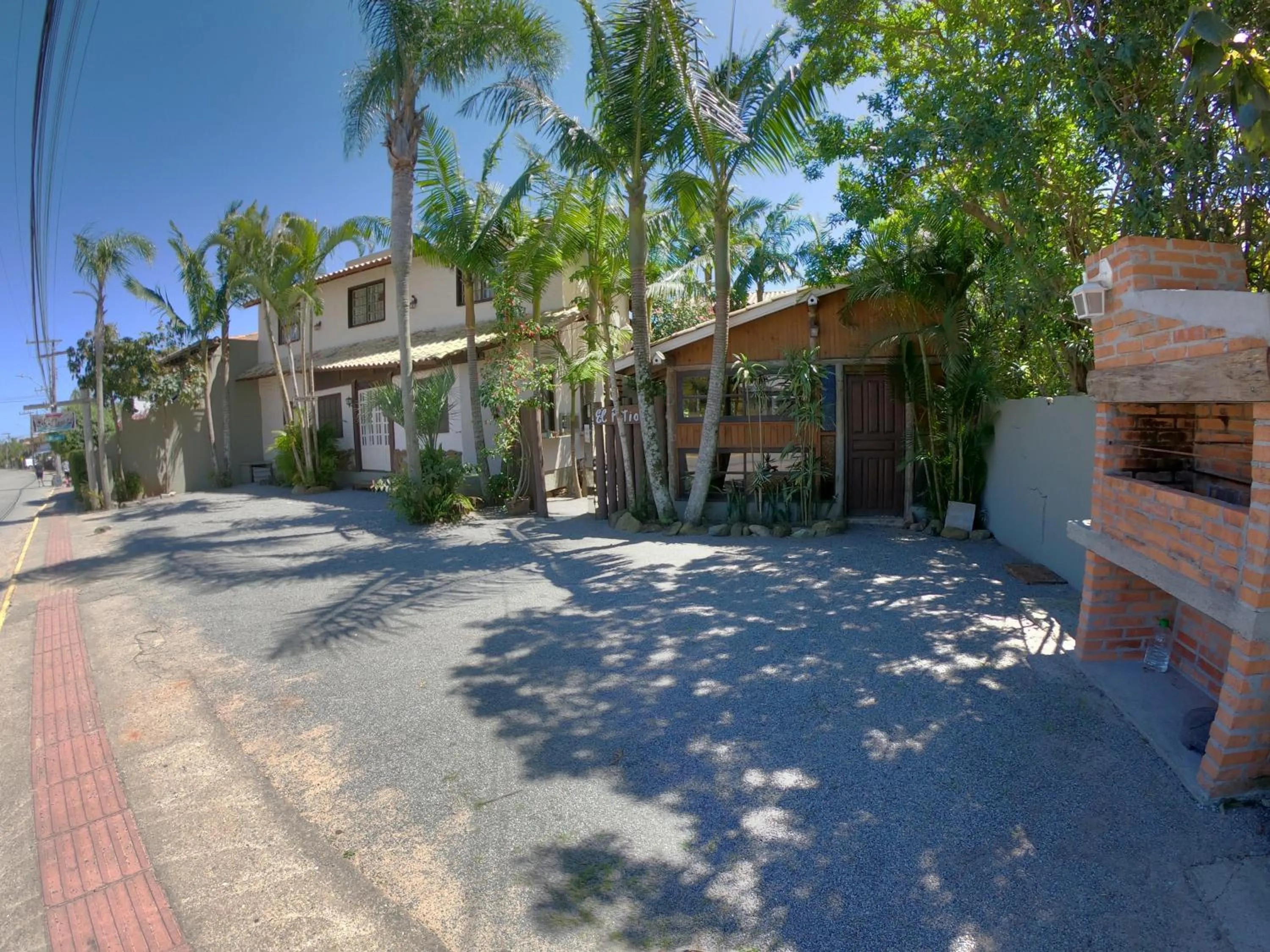 Property building in Pousada El Pátio da Ferrugem uma quadra da praia
