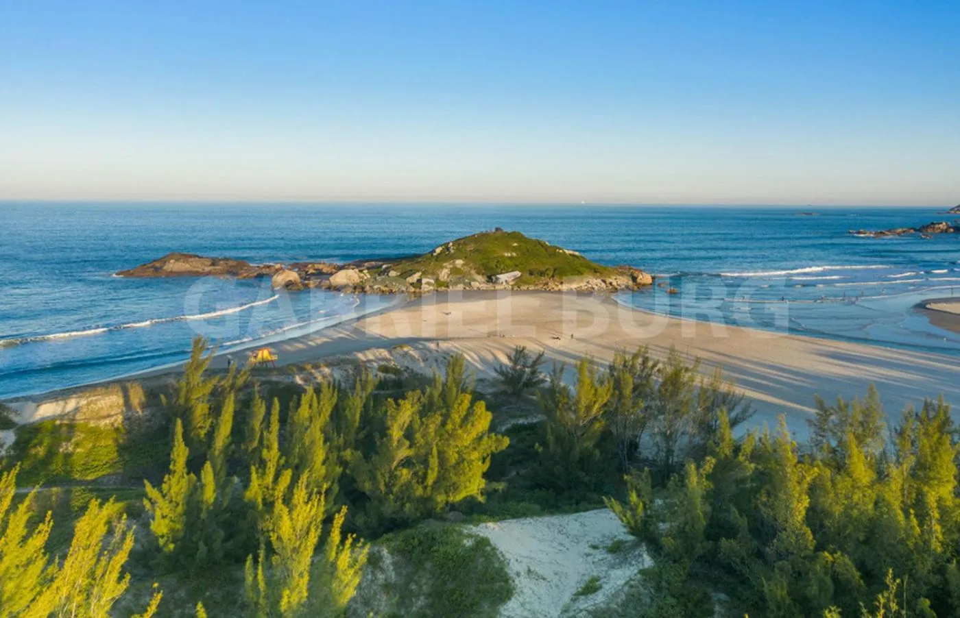 Beach in Pousada El Pátio da Ferrugem uma quadra da praia