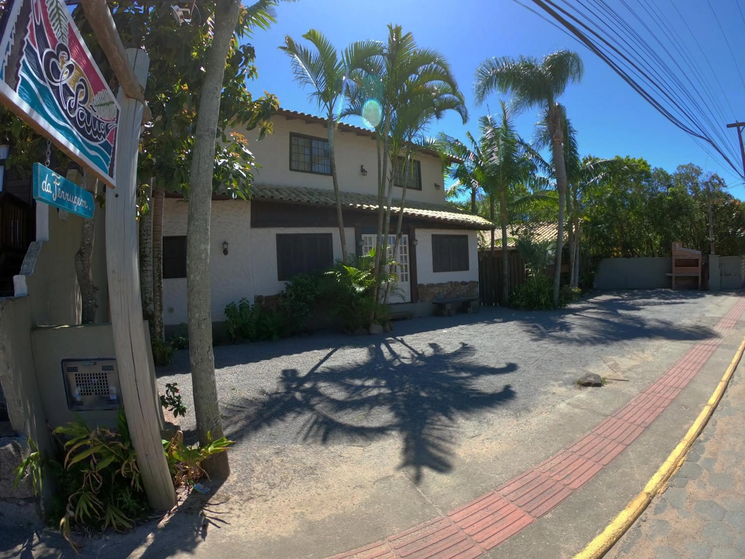 Property building in Pousada El Pátio da Ferrugem uma quadra da praia
