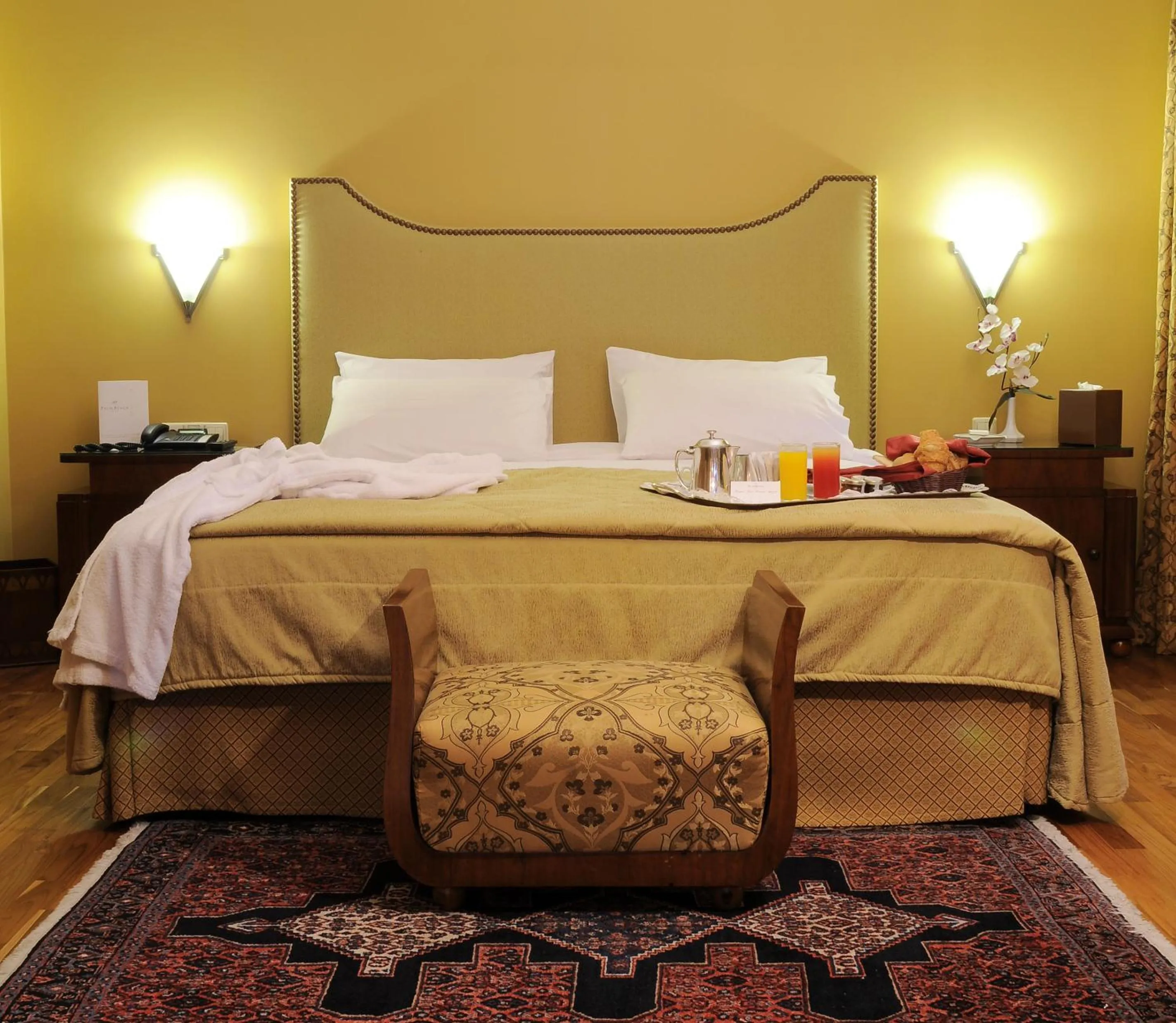 Bedroom, Bed in Warwick Palm Beach Hotel