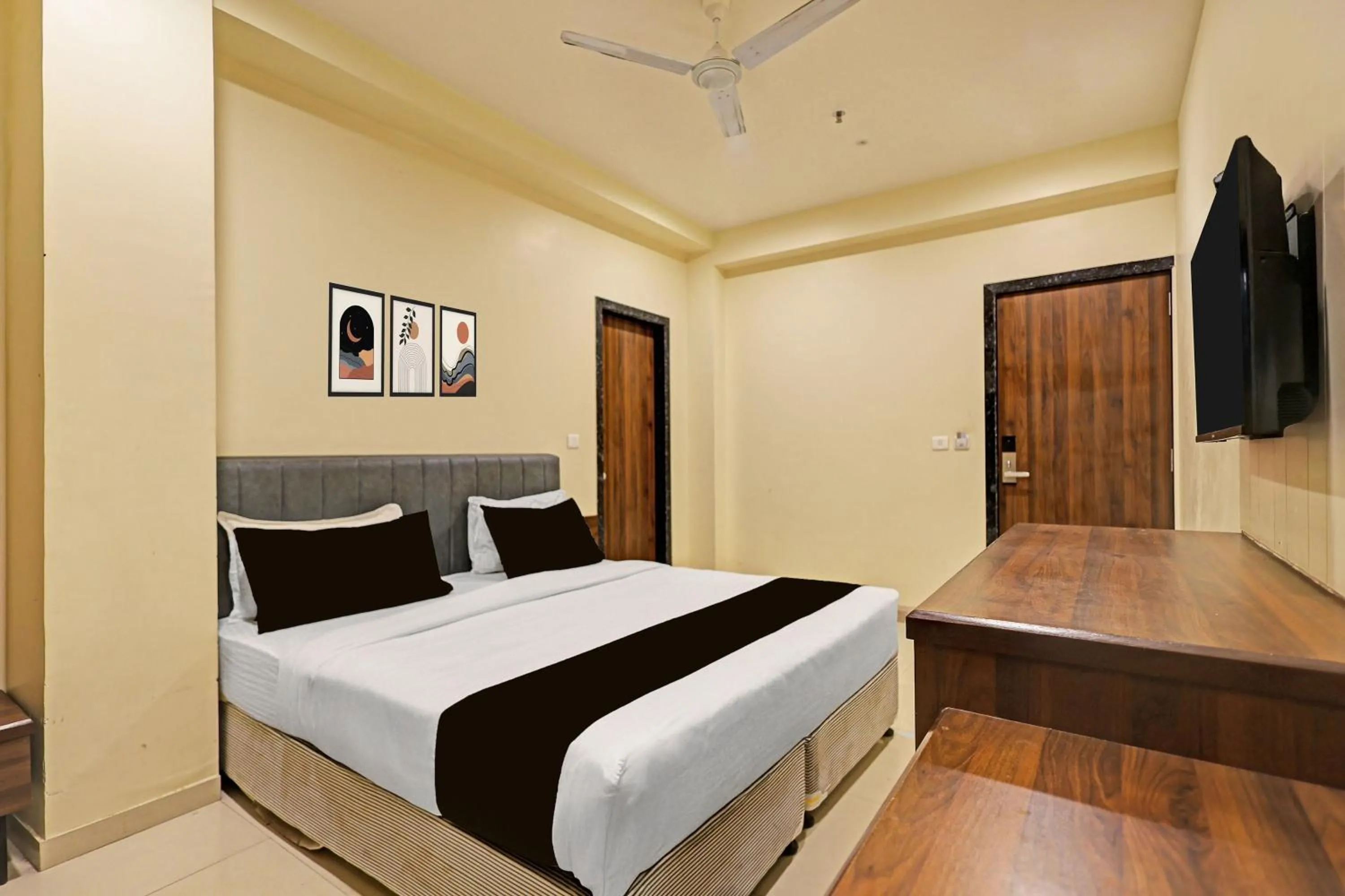 Bedroom, Bed in Super Townhouse Vadodara Railway Station Road Formerly Hotel Raajpath