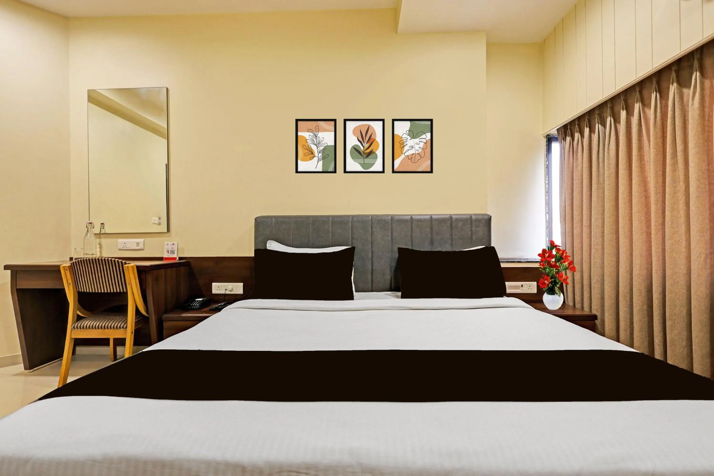 Bedroom, Bed in Super Townhouse Vadodara Railway Station Road Formerly Hotel Raajpath
