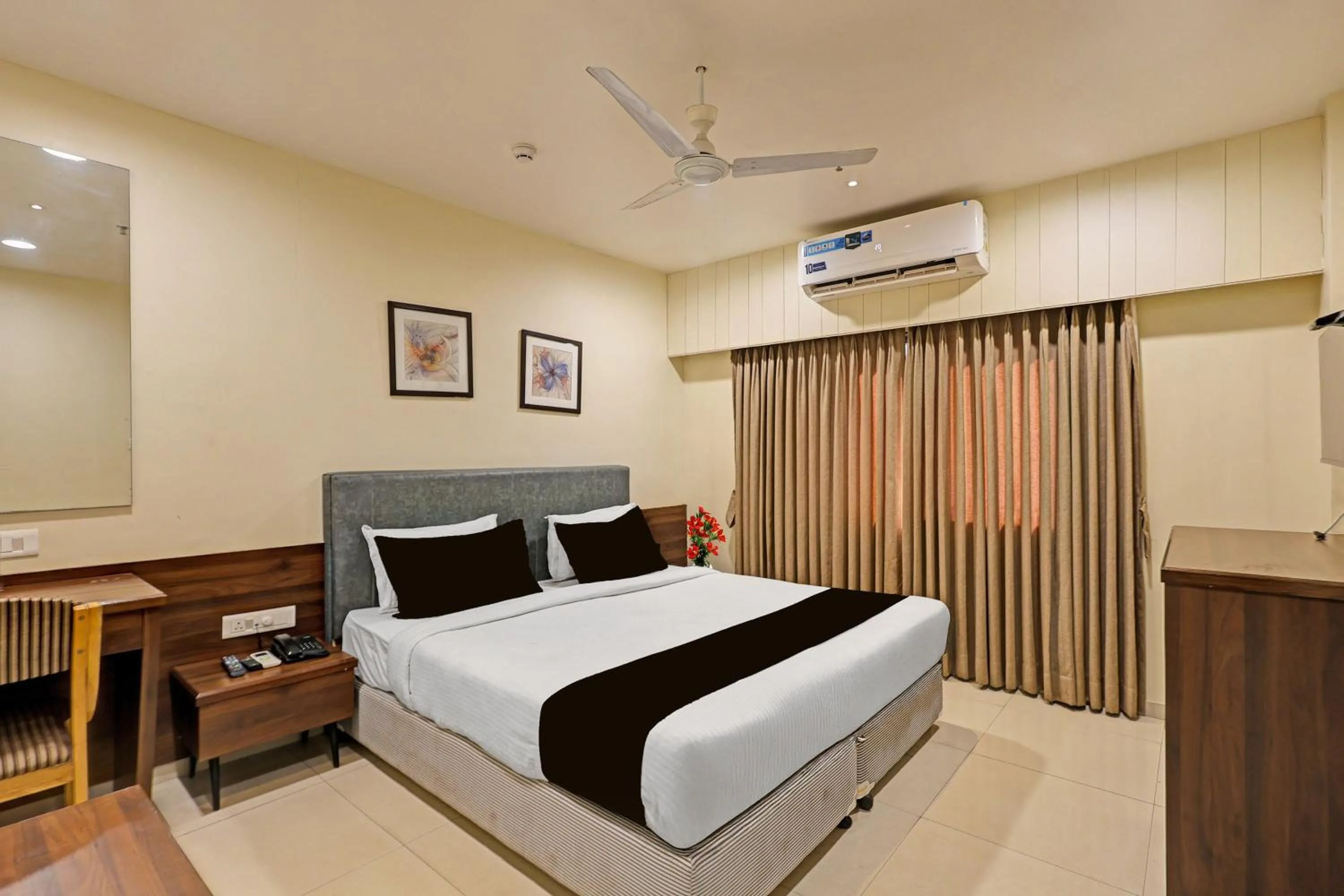 Bedroom, Bed in Super Townhouse Vadodara Railway Station Road Formerly Hotel Raajpath