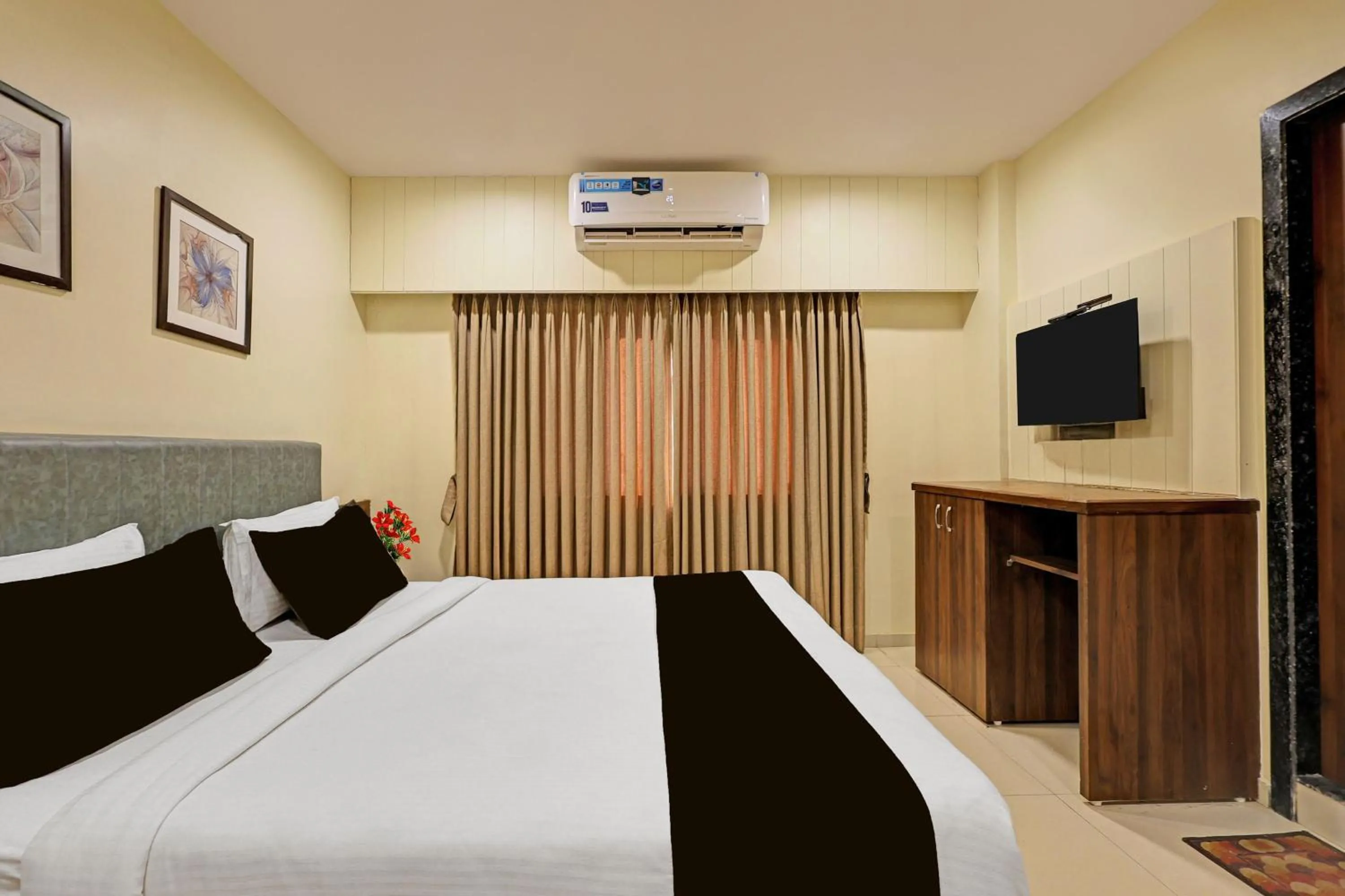 Bedroom, Bed in Super Townhouse Vadodara Railway Station Road Formerly Hotel Raajpath