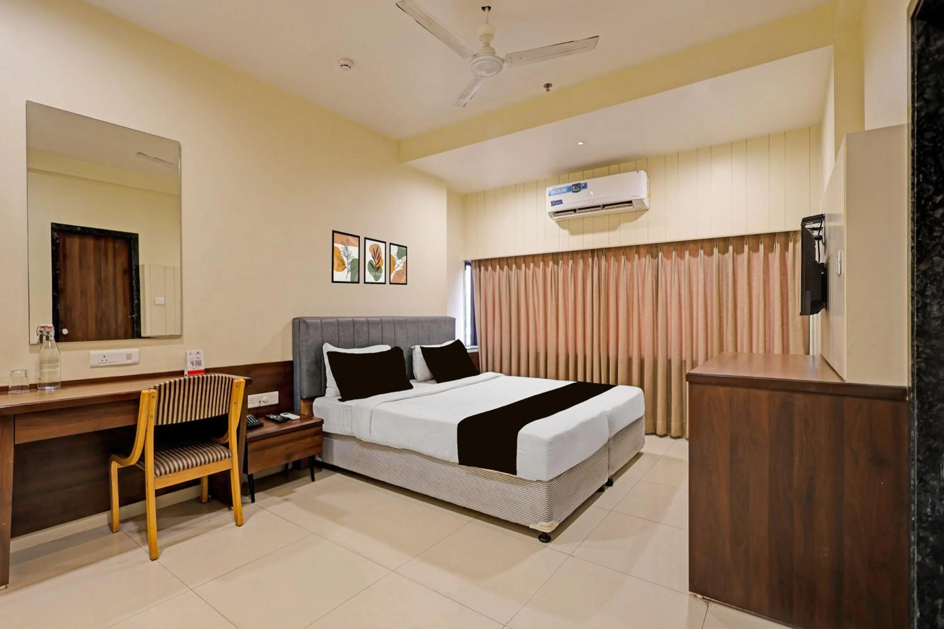 Bedroom, Bed in Super Townhouse Vadodara Railway Station Road Formerly Hotel Raajpath