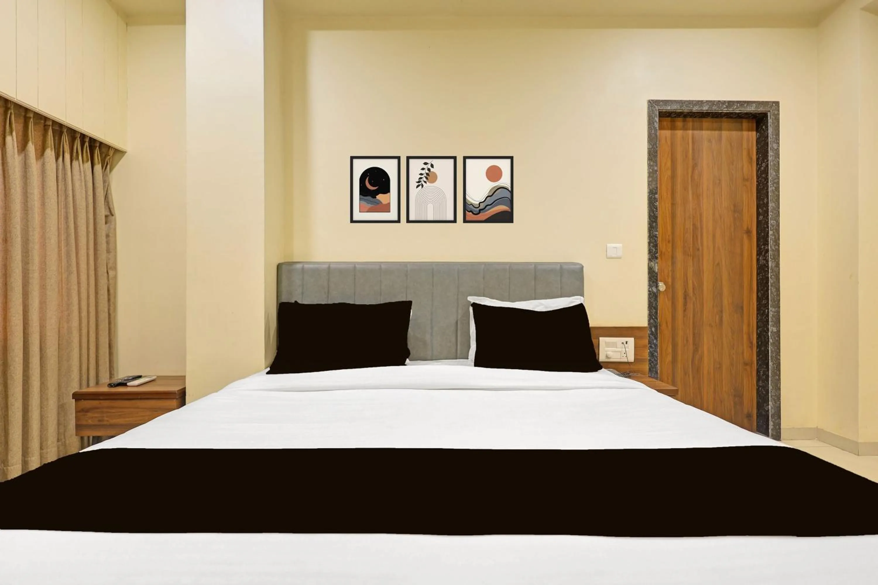 Bedroom, Bed in Super Townhouse Vadodara Railway Station Road Formerly Hotel Raajpath